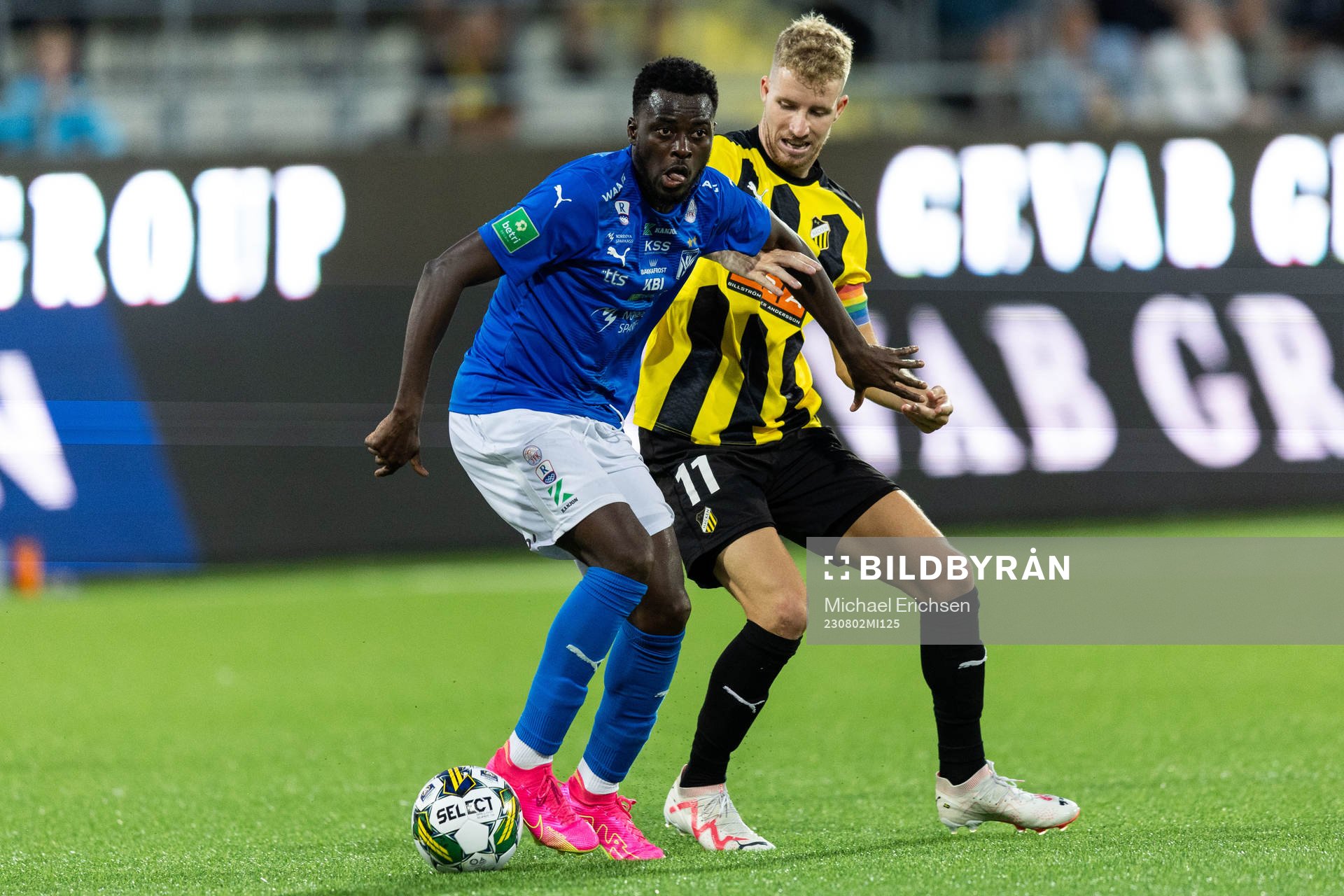 Luc Kassi of Klaksvik and Samuel Gustafson of Häcken