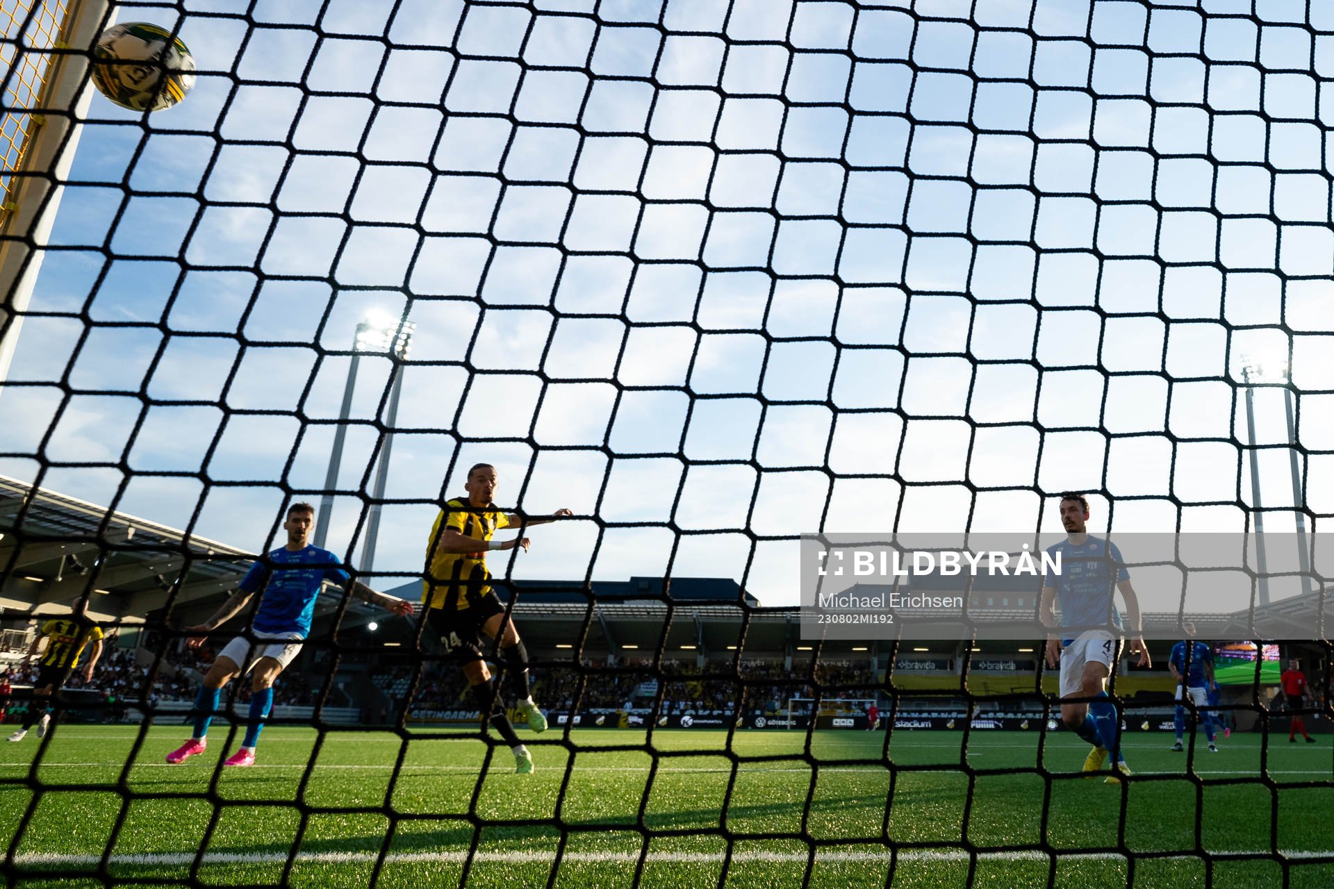 Amor Layouni of Häcken scores 2-1