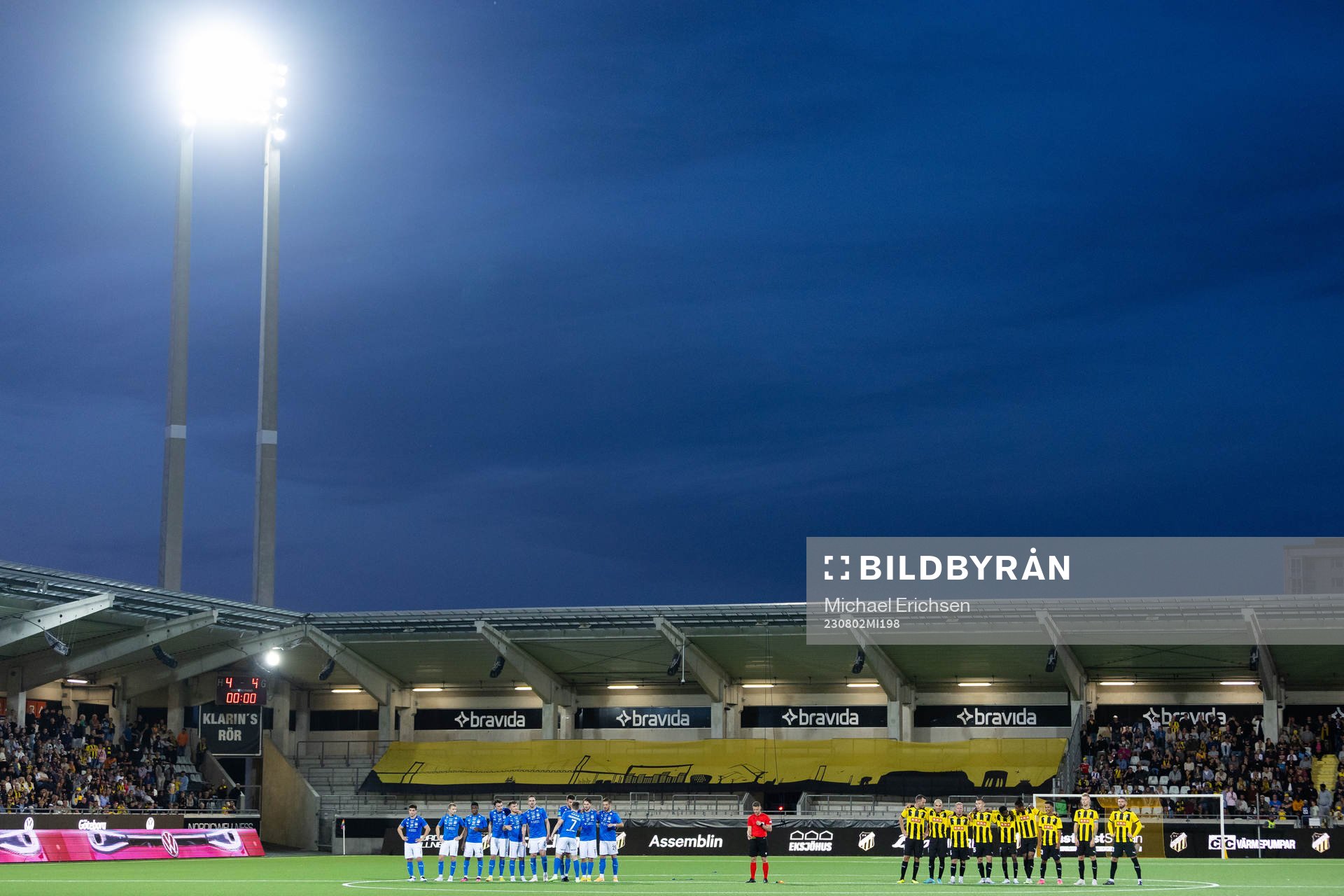 Players of Klaksvik and of Häcken watching the penalty