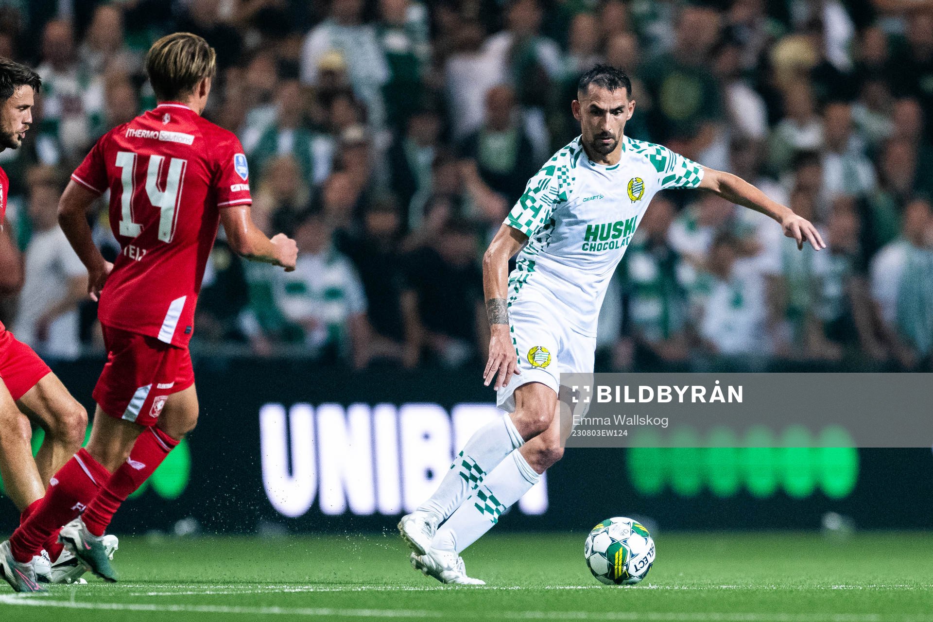 Sem Steijn of Twente and Loret Sadiku of Hammarby