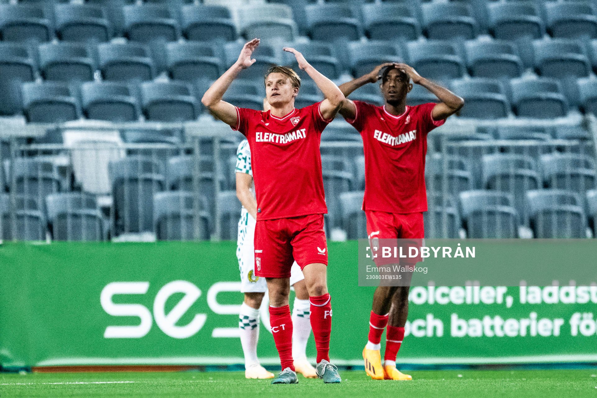 Sem Steijn and Joshua Brenet of Twente looks dejected