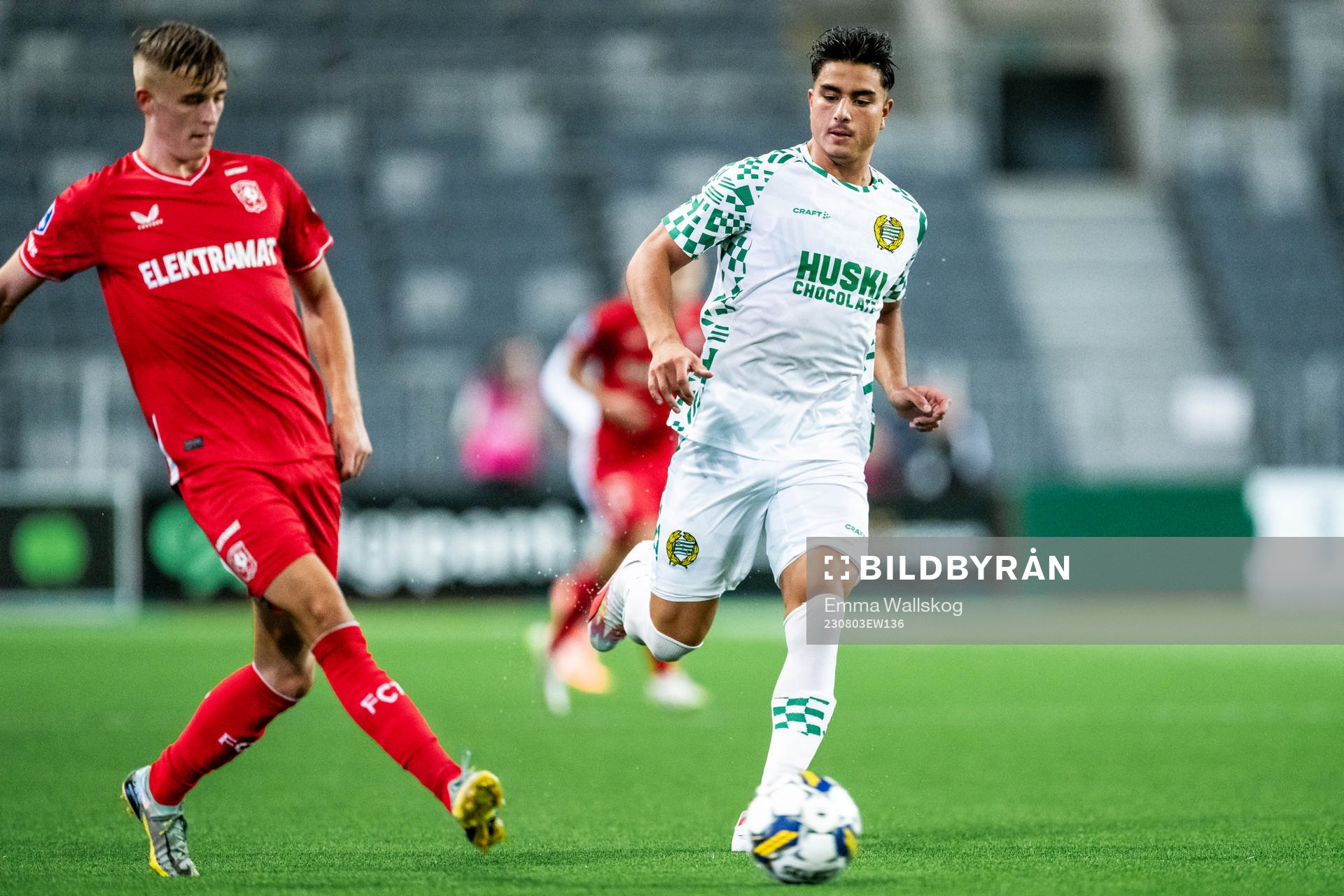 Max Bruns of Twente and Jusef Erabi of Hammarby