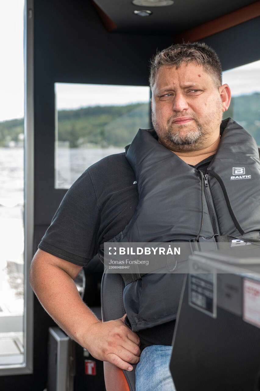 Modo hockeys huvudtränare Mattias Karlin åker båt