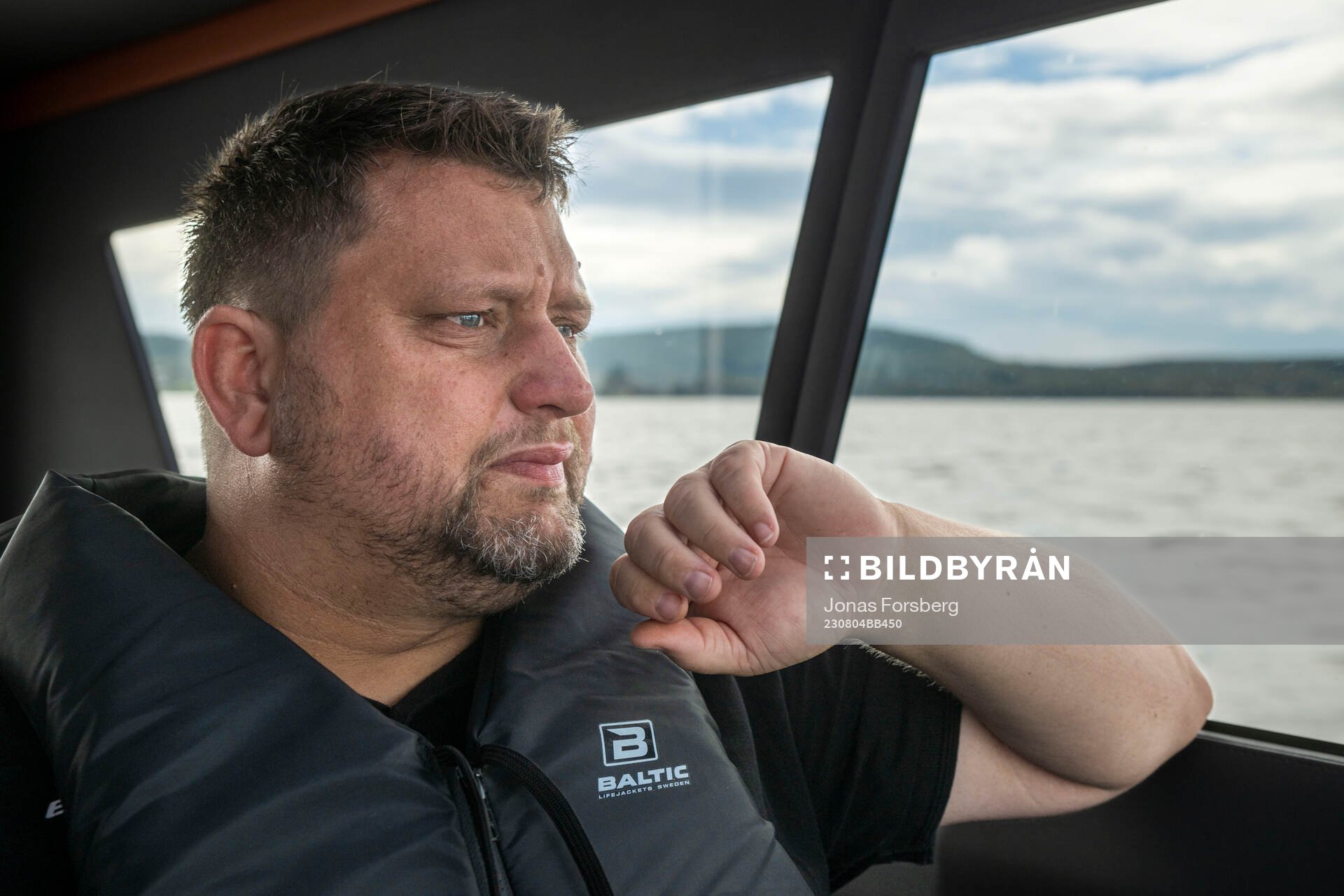 Modo hockeys huvudtränare Mattias Karlin åker båt