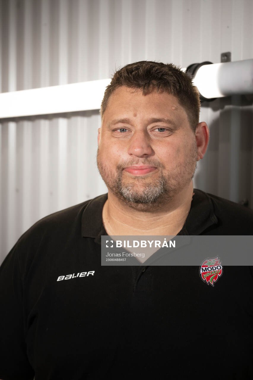 Modos tränare Mattias Karlin
