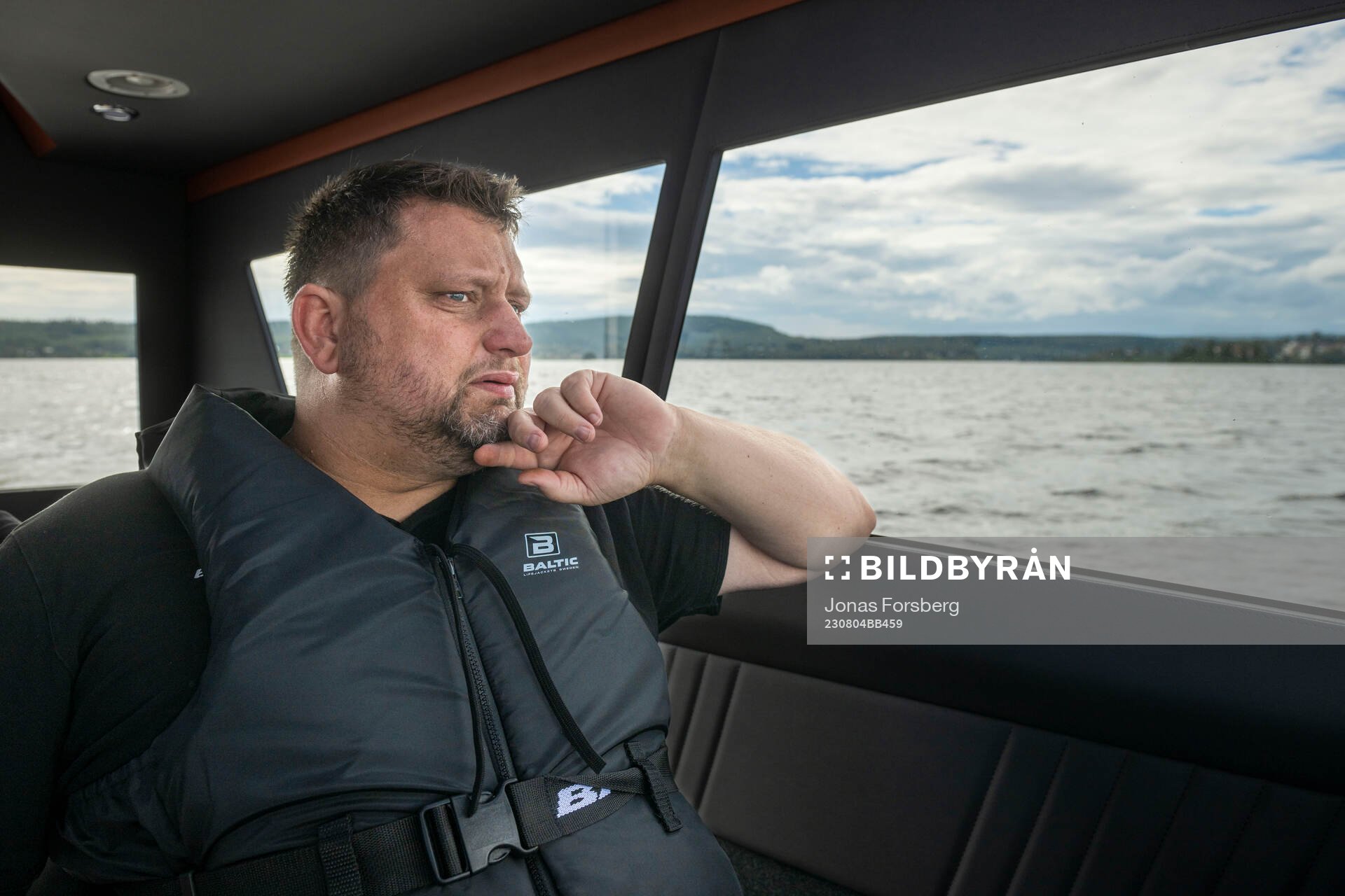 Modo hockeys huvudtränare Mattias Karlin åker båt