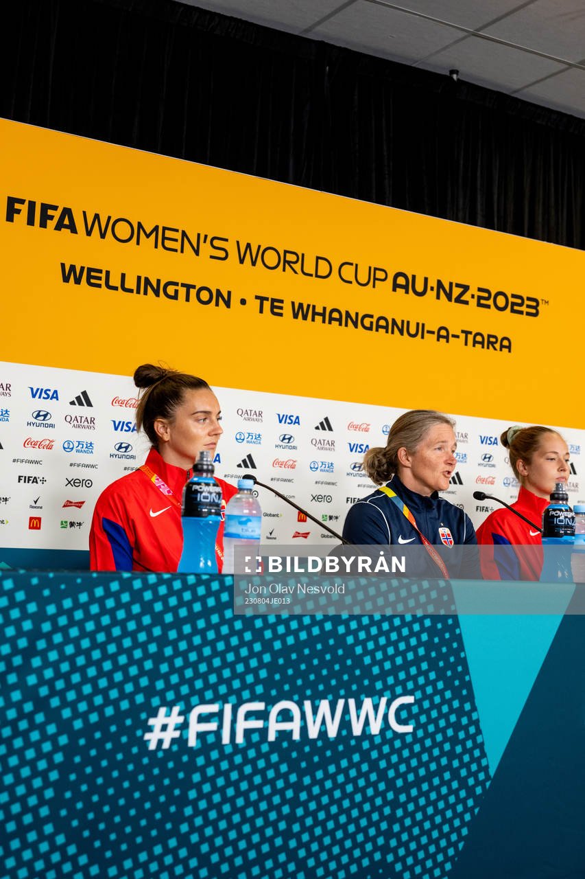 Vilde Bøe Risa, head coach Hege Riise and goalkeeper