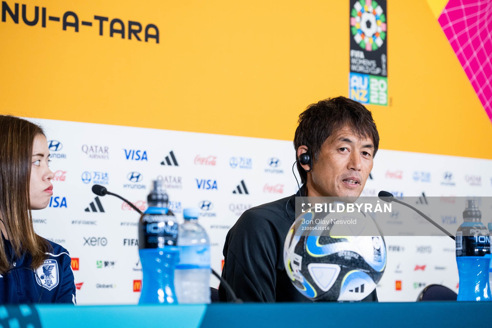Yui Hasegawa and head coach Ikeda Futoshi of Japan at a