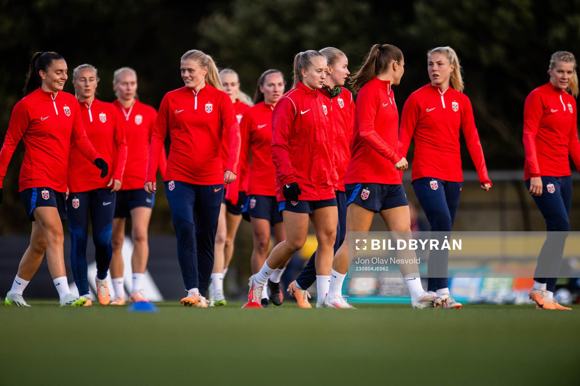 Amalie Eikeland and players of Norway at a training session