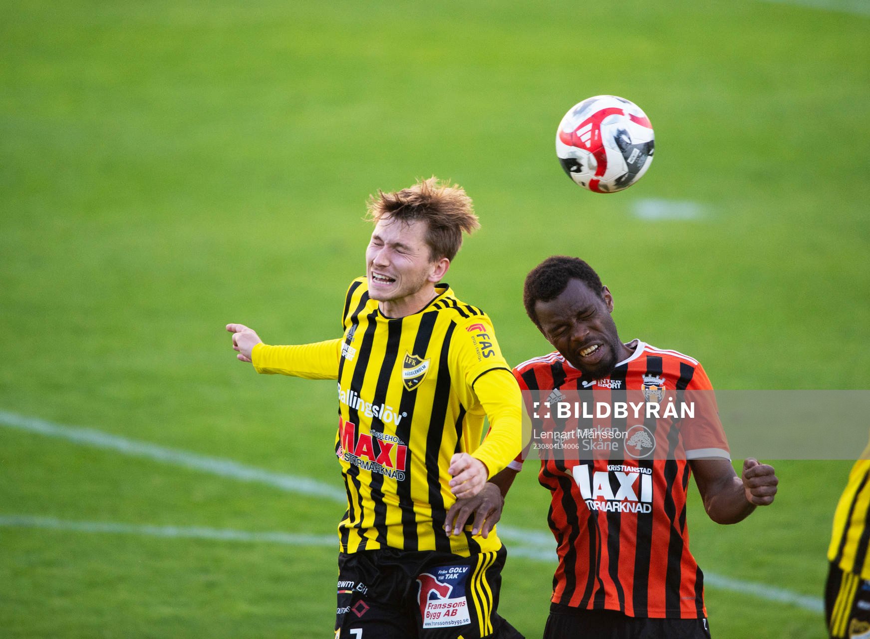IFK Hässleholms Edvin Nilsson nickduellerar i matchen i