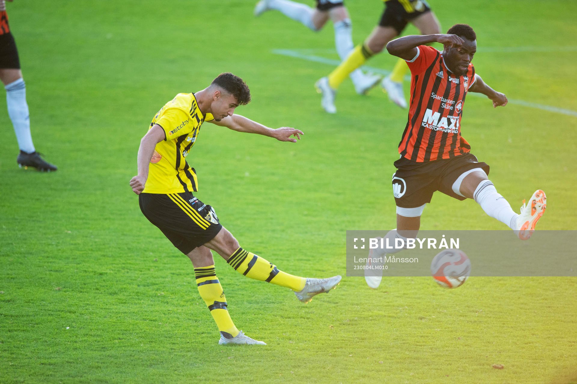 IFK Hässleholms Adham El Youssef skjuter i matchen i
