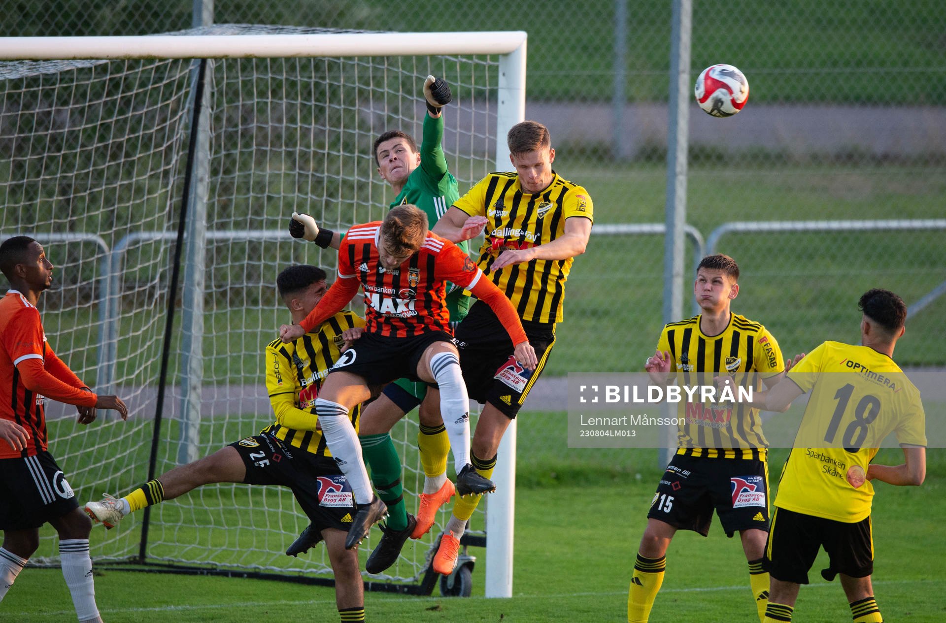 IFK Hässleholms målvakt Victor Stulic boxar bort bollen i