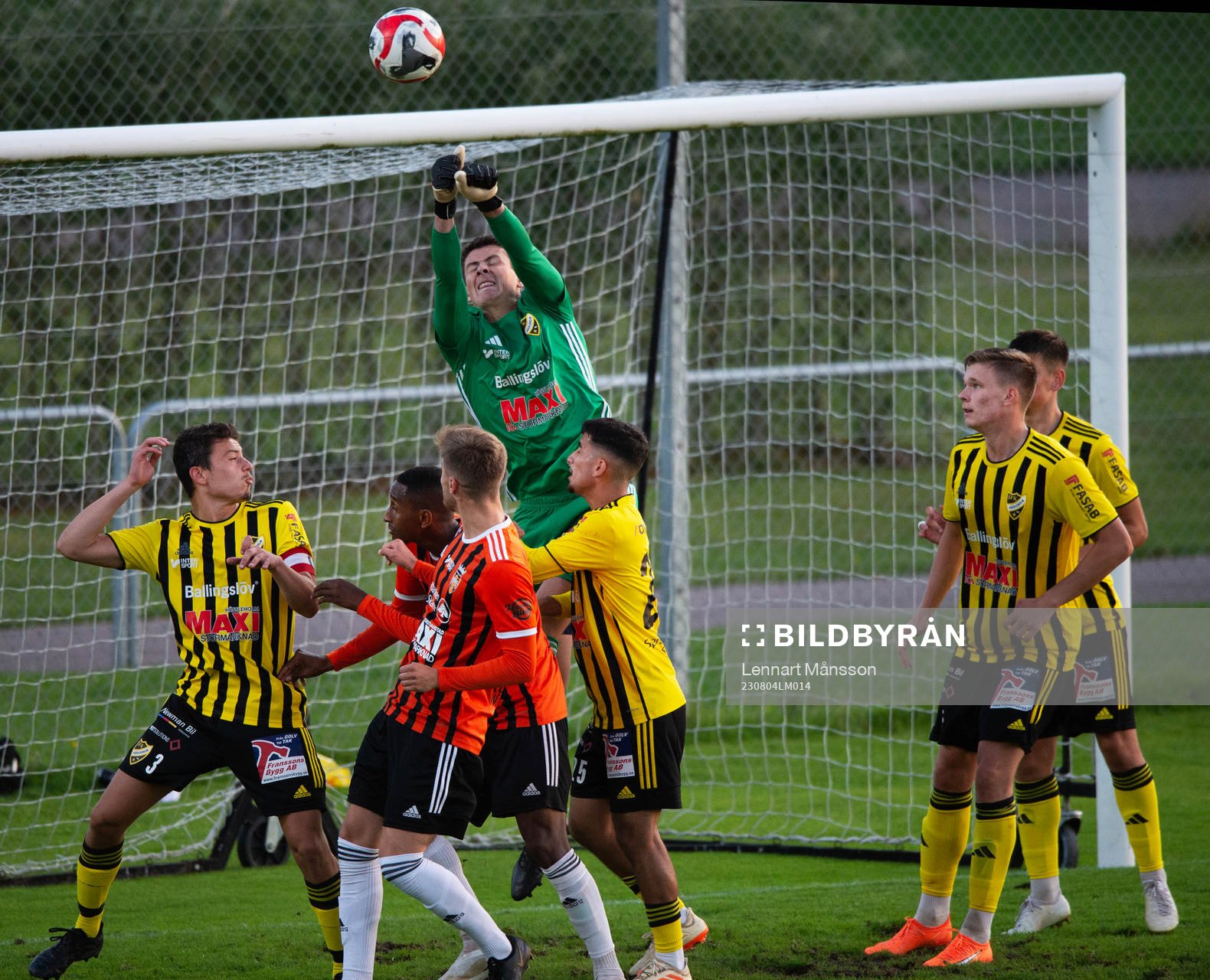 IFK Hässleholms målvakt Victor Stulic boxar bort bollen i