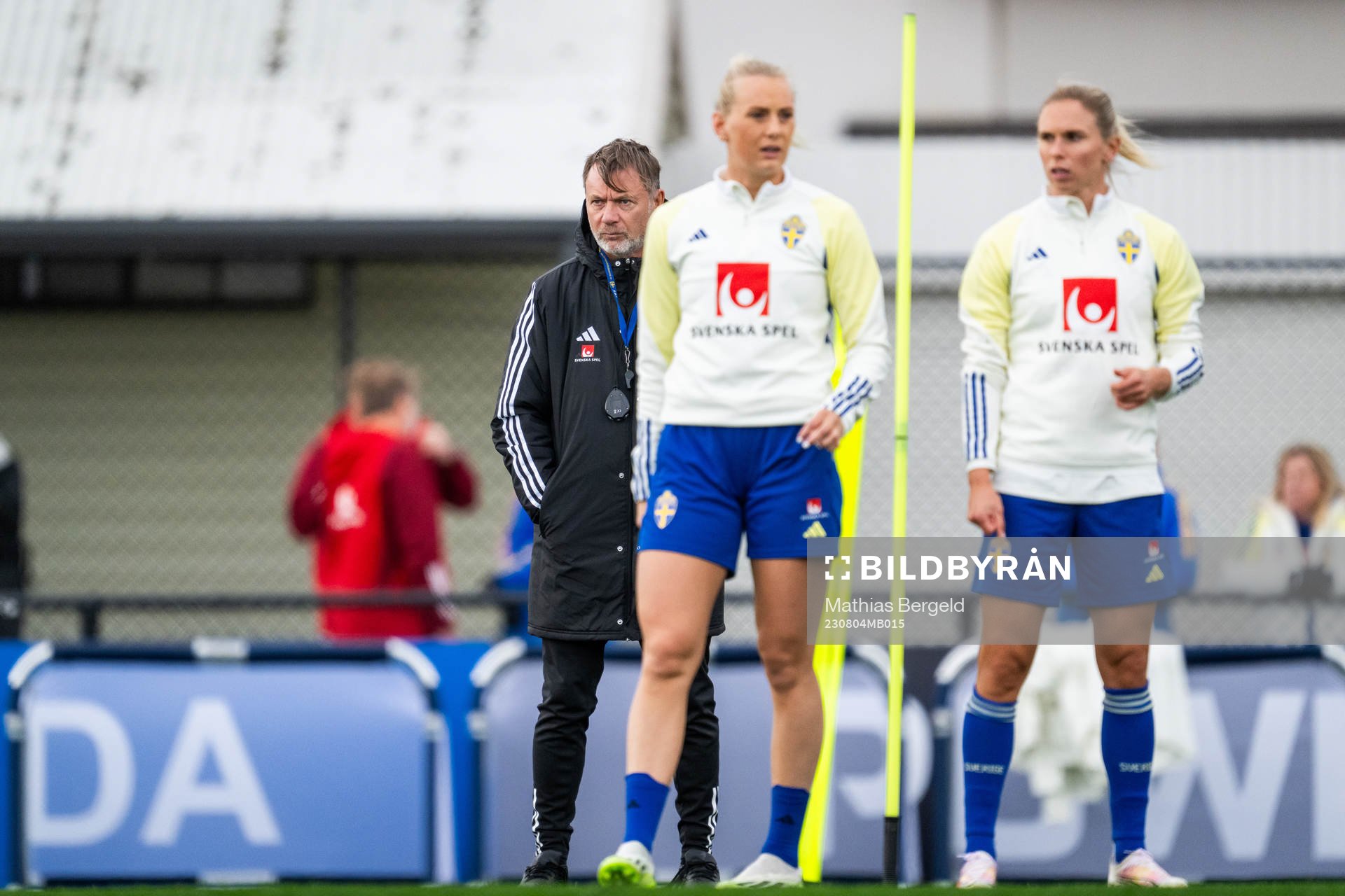 Head coach Peter Gerhardsson, Stina Blackstenius and Jonna