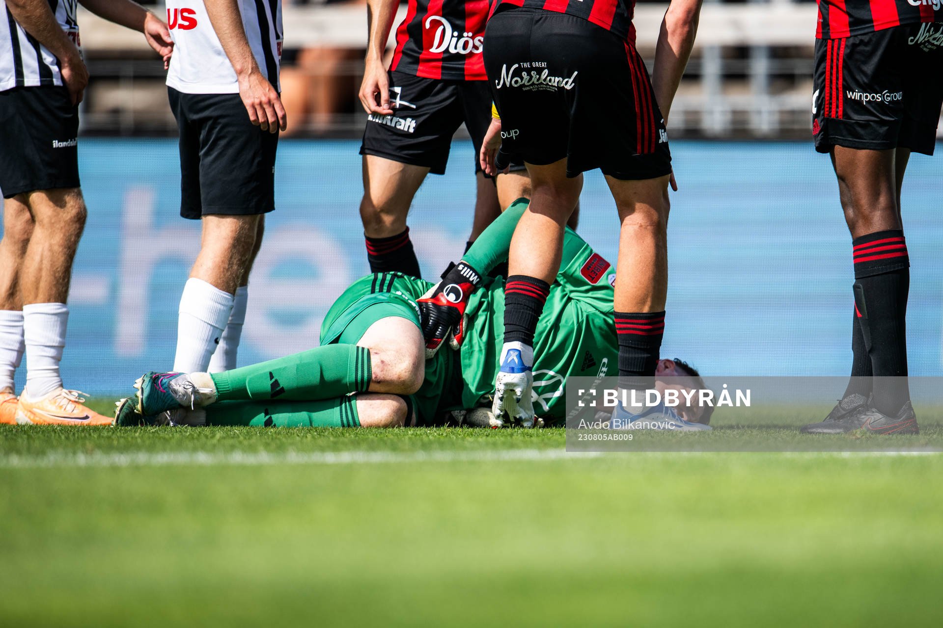 Östersunds målvakt Andrew Robert Mills har ont