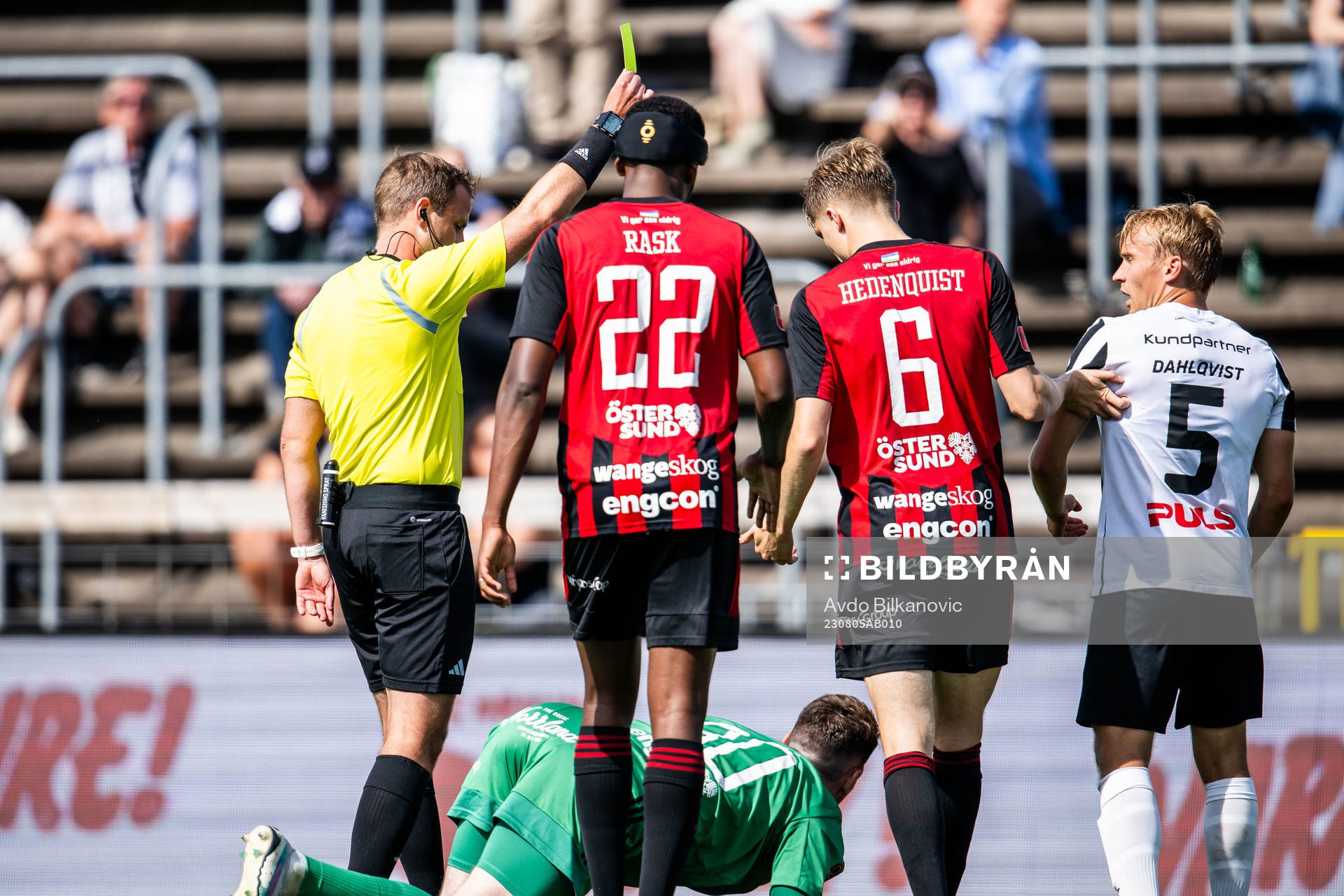 Landskronas Edvin Dahlqvist får gult kort av domare