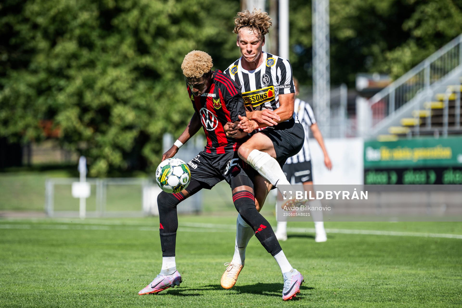 Landskronas Gustaf Bruzelius och Östersunds Calvin Kabuye