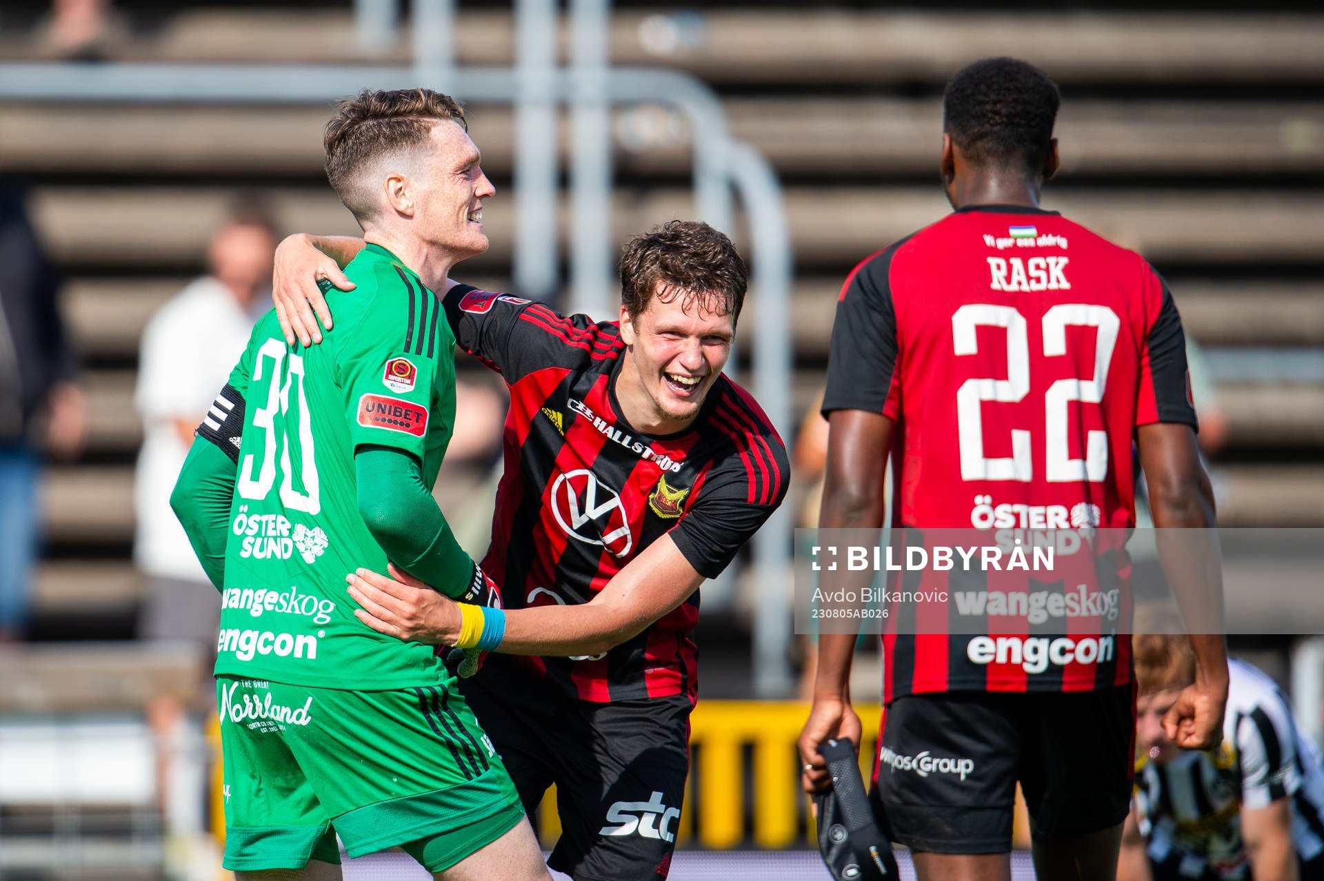 Östersunds målvakt Andrew Robert Mills och Myroslav Mazur jublar efter slutsignalen under fotbollsmatchen i Superettan mellan Landskrona och Östersund den 5 augusti 2023 i Landskrona.