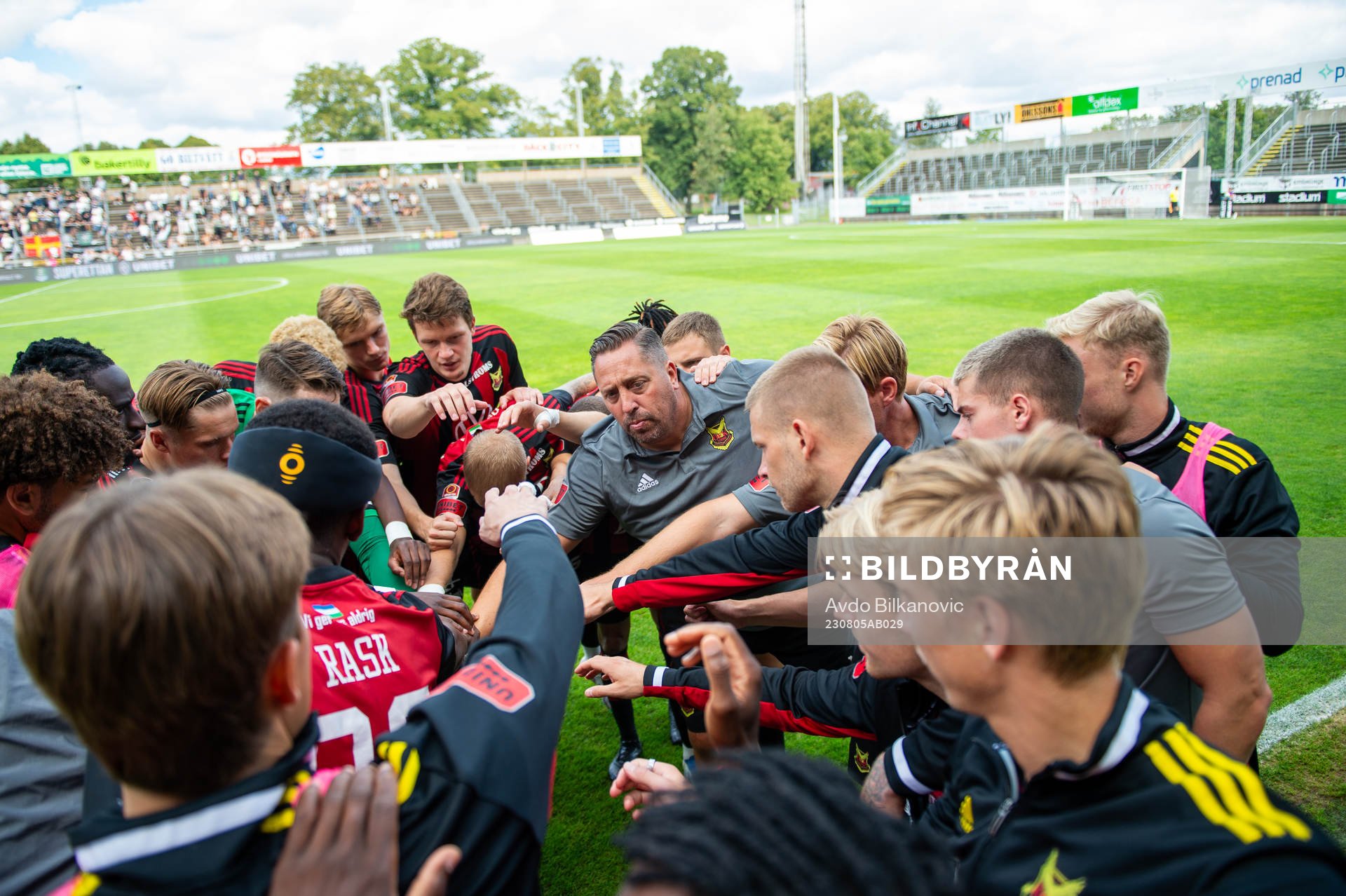 Östersunds tränare Magnus Powell  med laget