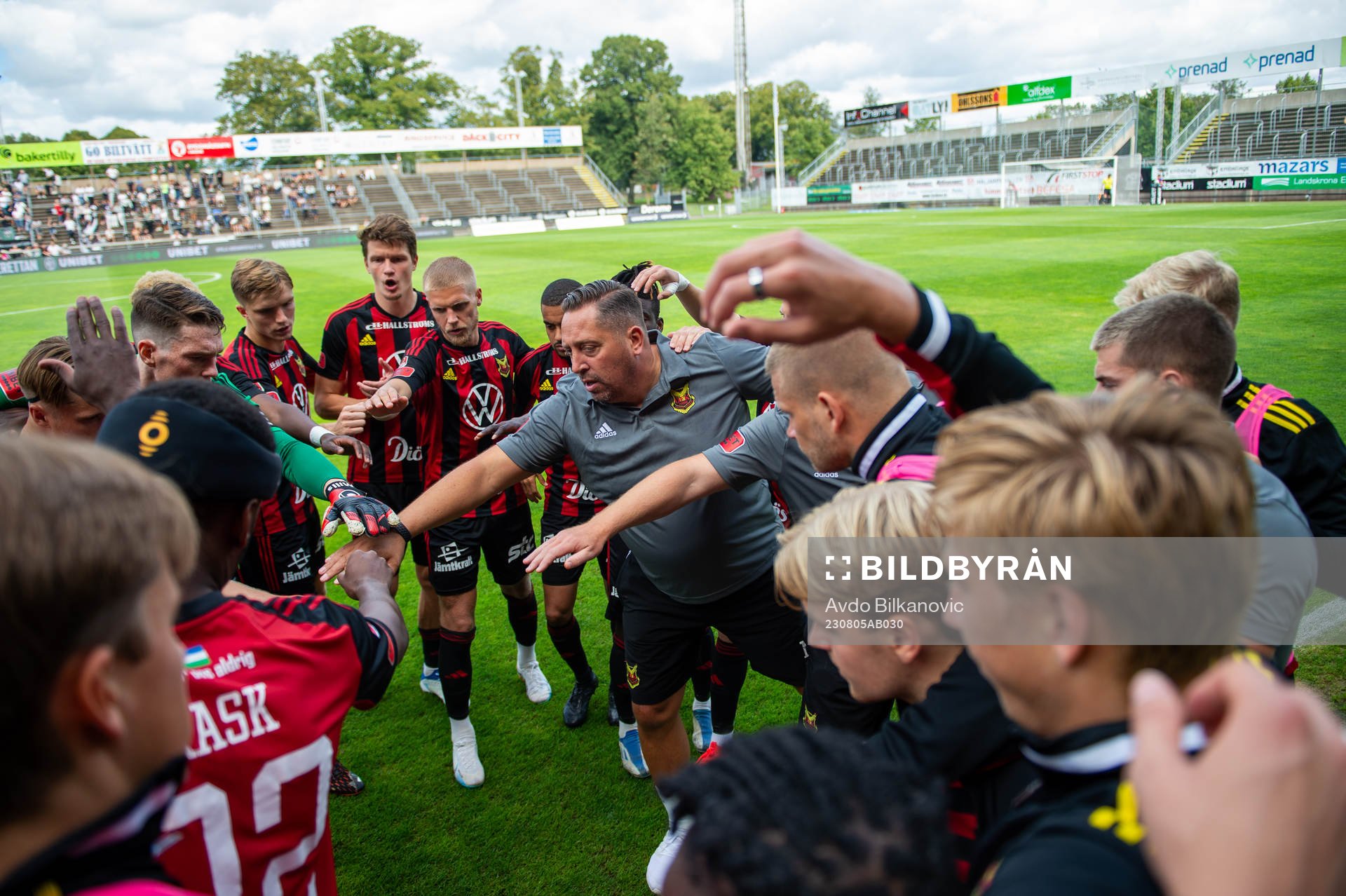 Östersunds tränare Magnus Powell  med laget