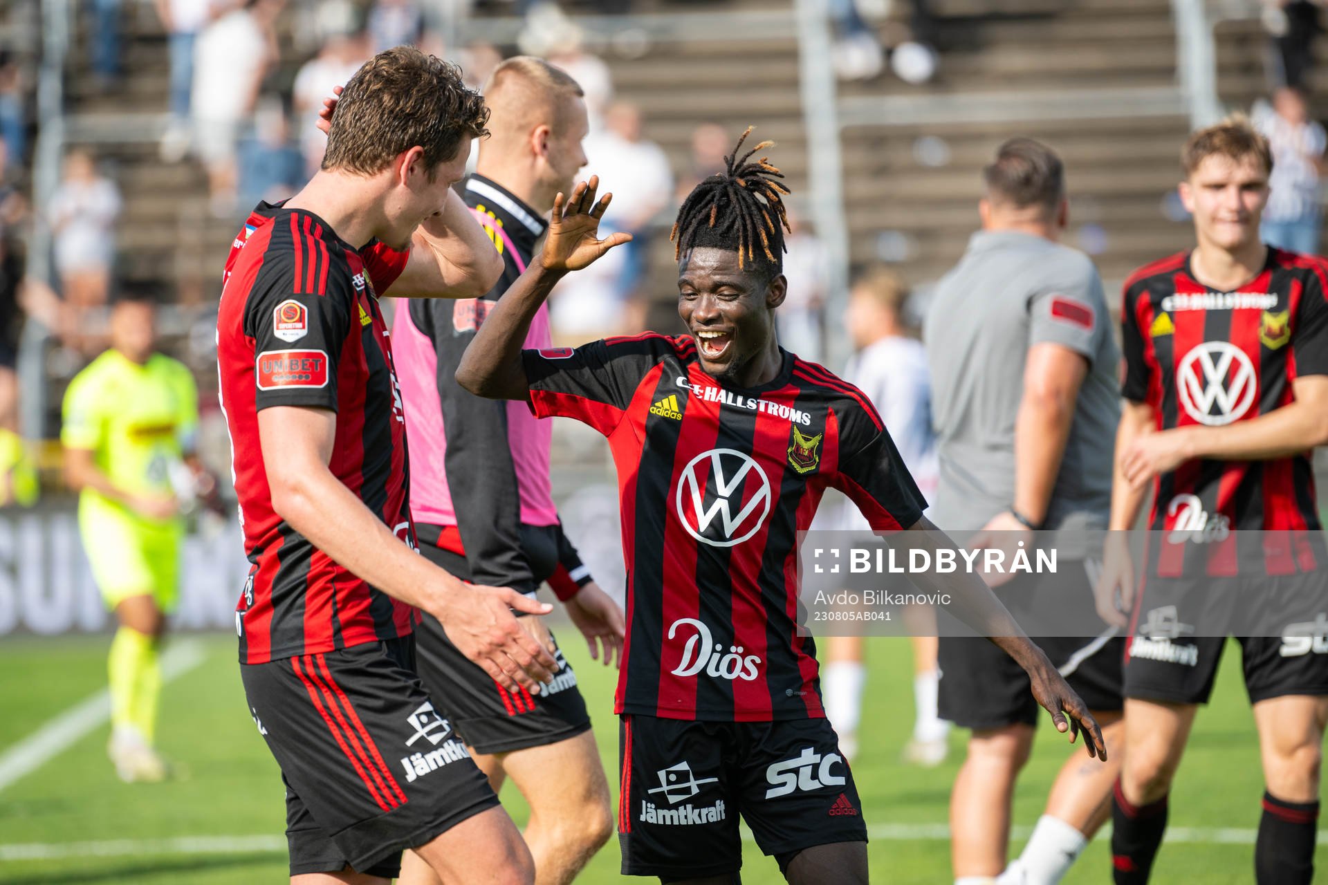 Östersunds Myroslav Mazur och Samuel Mensiro jublar