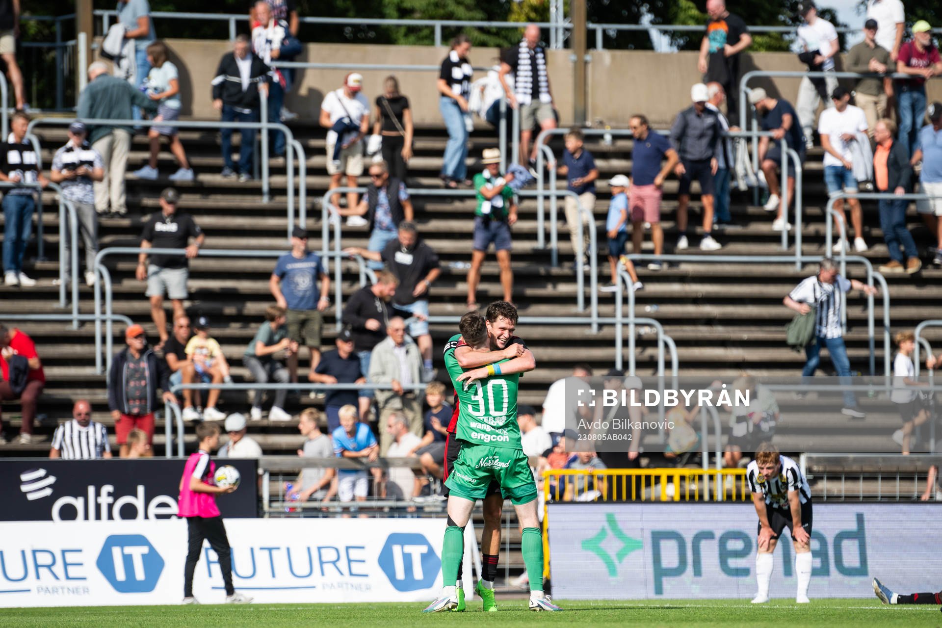 Östersunds Myroslav Mazur och målvakt Andrew Robert Mills jublar efter slutsignalen under fotbollsmatchen i Superettan mellan Landskrona och Östersund den 5 augusti 2023 i Landskrona.