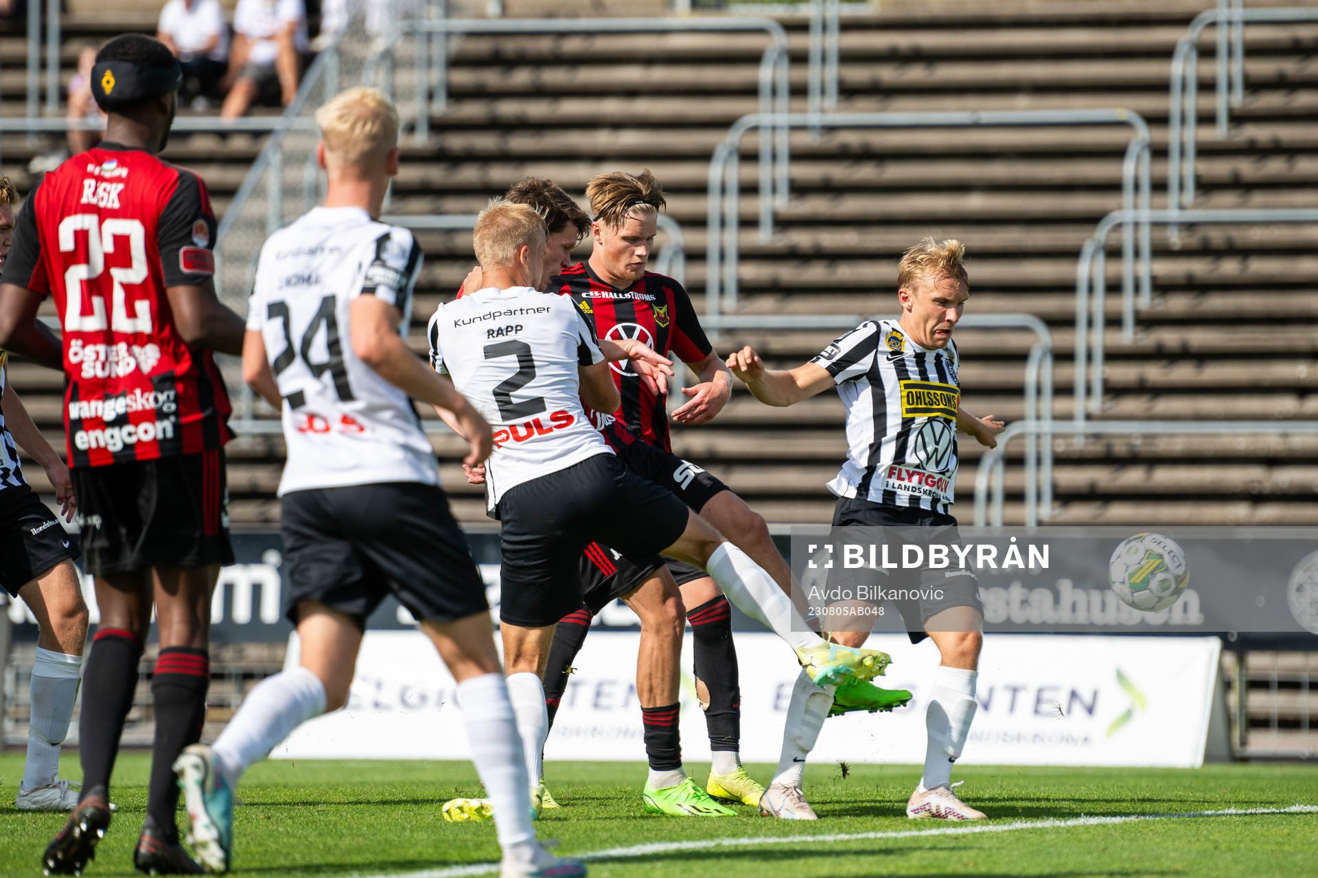 Landskronas Johan Rapp försöker stoppa Östersunds