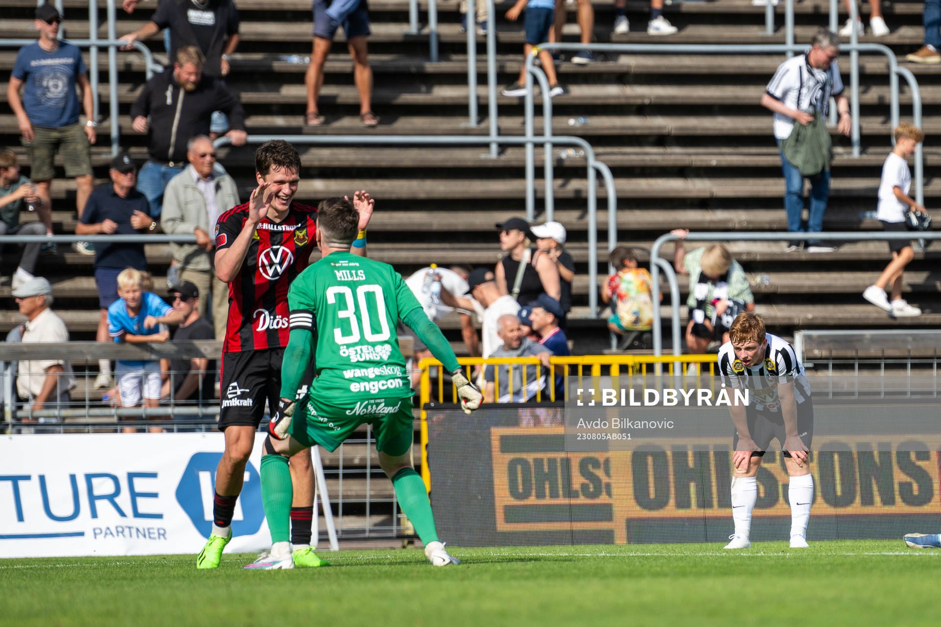 Östersunds Myroslav Mazur och Kalpi Ouattara jublar