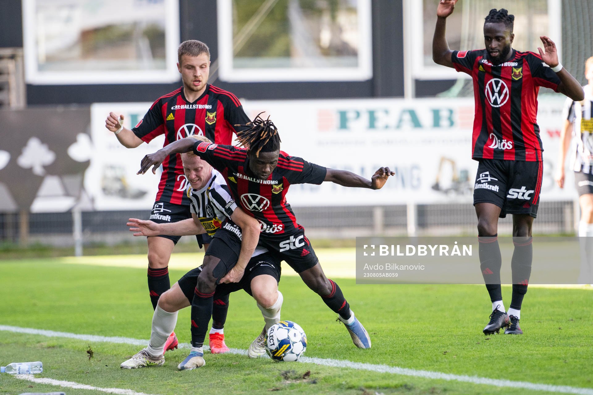 Landskronas David Edvardsson och Östersunds Samuel Mensiro