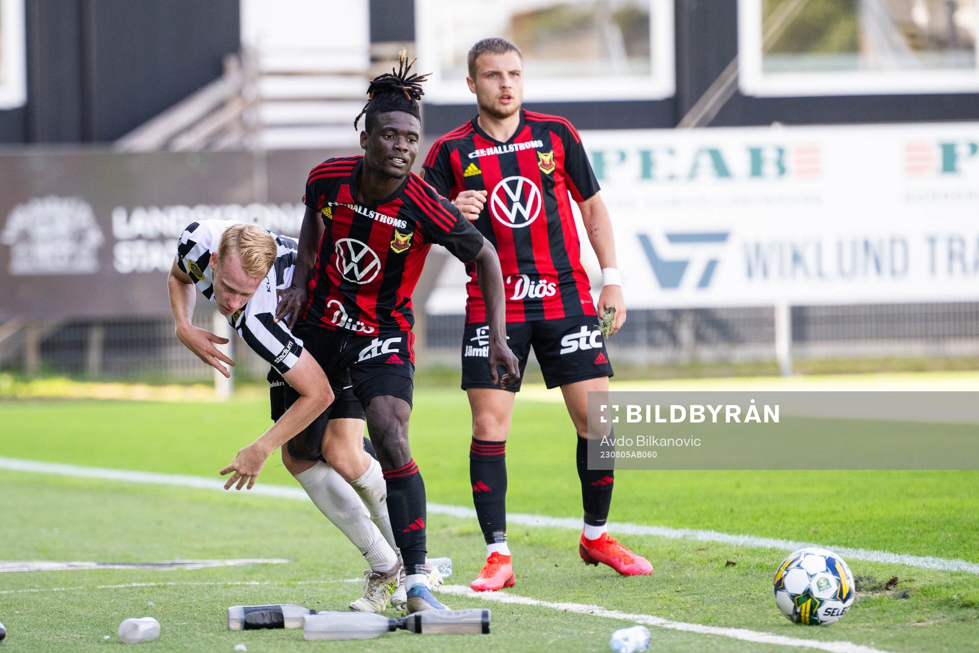 Landskronas David Edvardsson och Östersunds Samuel Mensiro