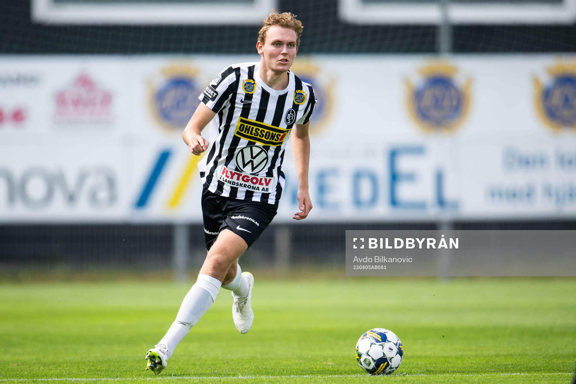 uLandskronas Melker Jonsson nder fotbollsmatchen i