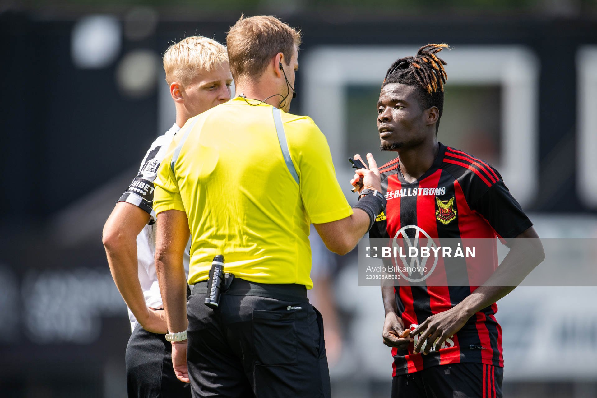 Landskronas Emil Lindman och Östersunds Yannick Armel Assiedou Adjoumani i samtal med Domare Richard Sundell under fotbollsmatchen i Superettan mellan Landskrona och Östersund den 5 augusti 2023 i Landskrona.