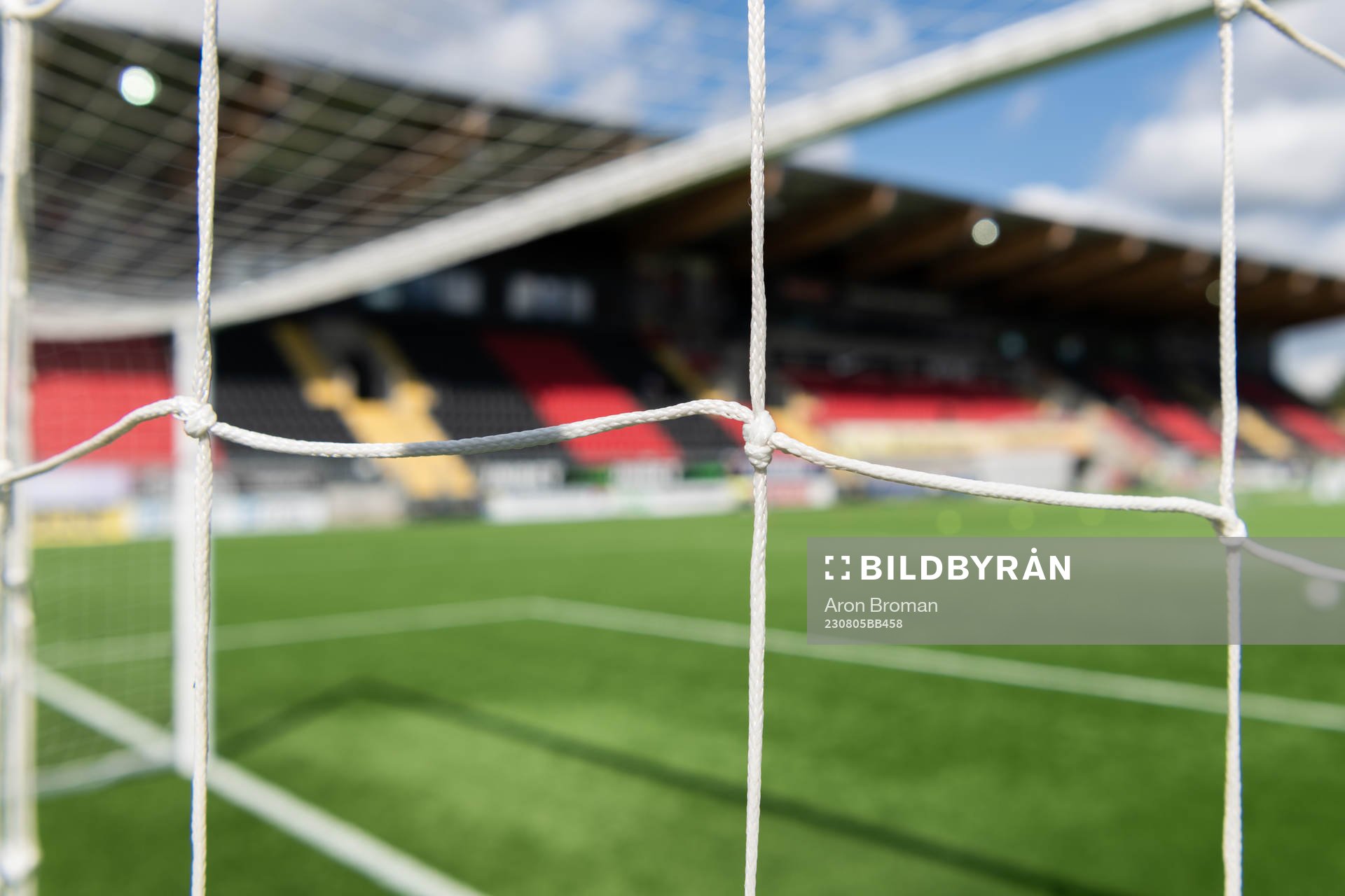 Nätmaskor inför fotbollsmatchen i Allsvenskan mellan Brommapojkarna och Värnamo den 5 augusti 2023 i Stockholm. 