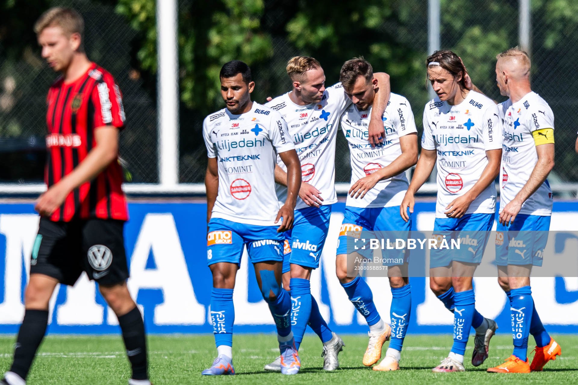 Värnamos Ajdin Zeljkovic jublar med lagkamrater efter 0-1 under fotbollsmatchen i Allsvenskan mellan Brommapojkarna och Värnamo den 5 augusti 2023 i Stockholm.