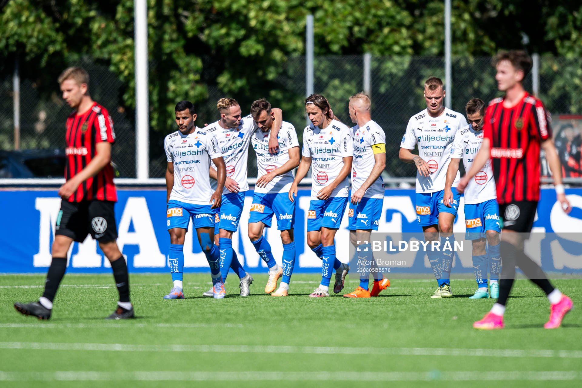 Värnamos Ajdin Zeljkovic jublar med lagkamrater