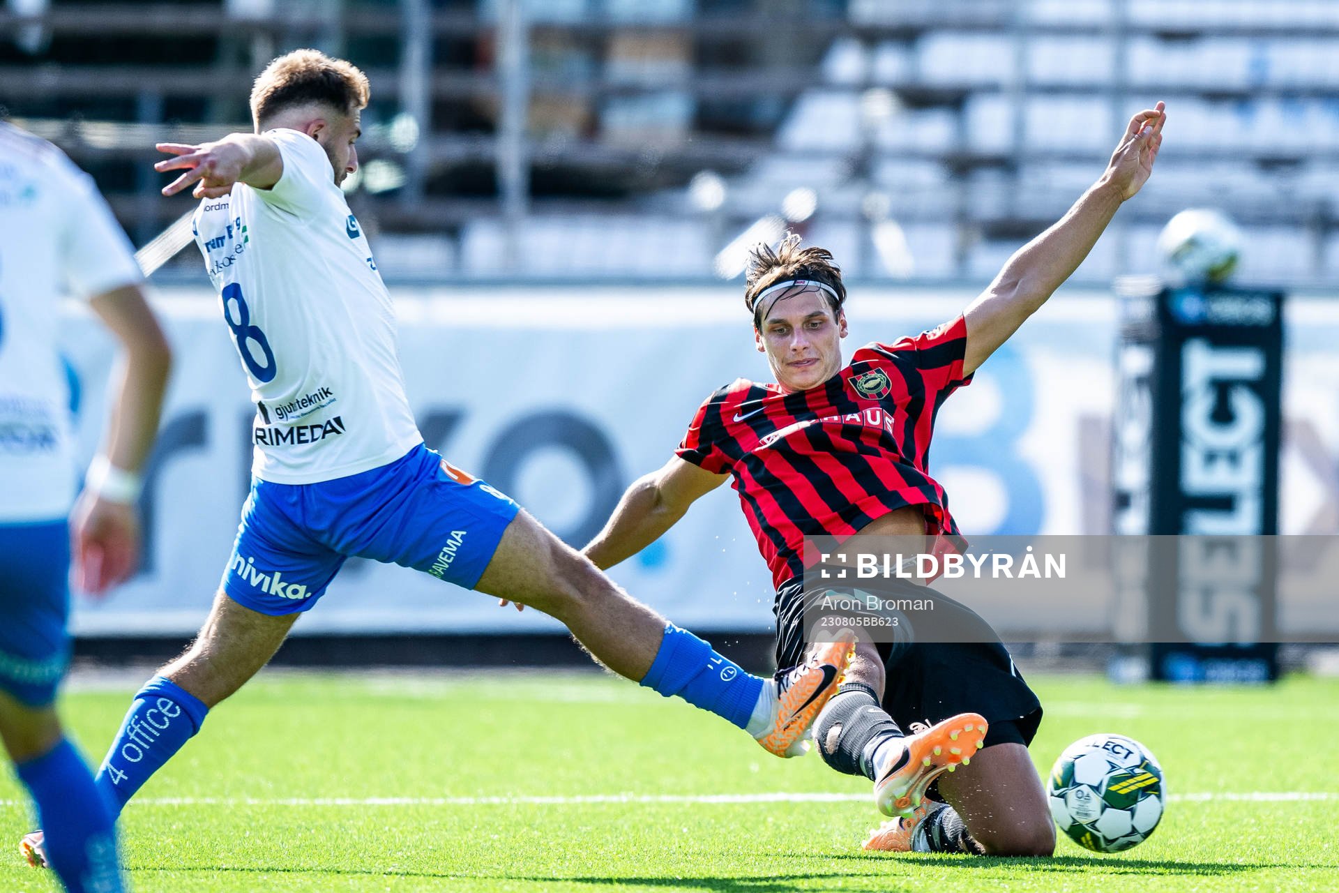 Värnamos Albion Ademi och Brommapojkarnas Kevin Ackermann
