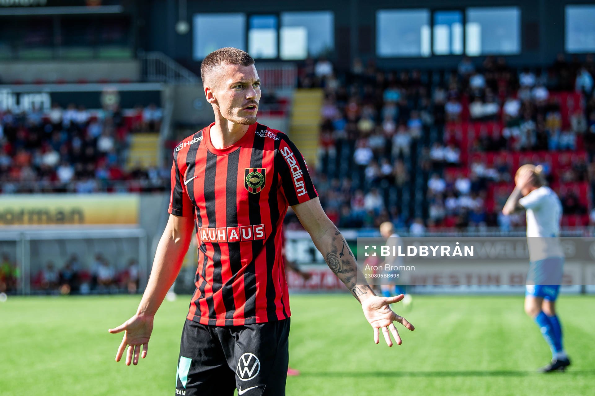 Brommapojkarnas Samuel Kroon reagerar