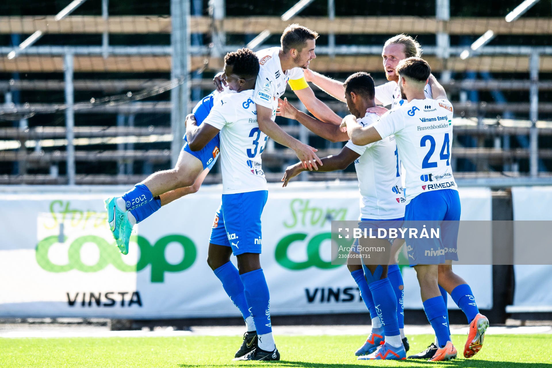 Värnamos Oscar Johansson jublar med lagkamrater