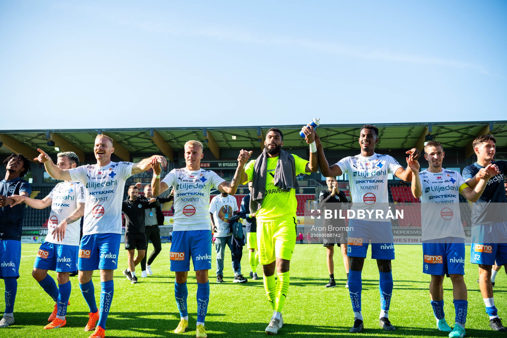Värnamos spelare jublar efter fotbollsmatchen i Allsvenskan mellan Brommapojkarna och Värnamo den 5 augusti 2023 i Stockholm. 
