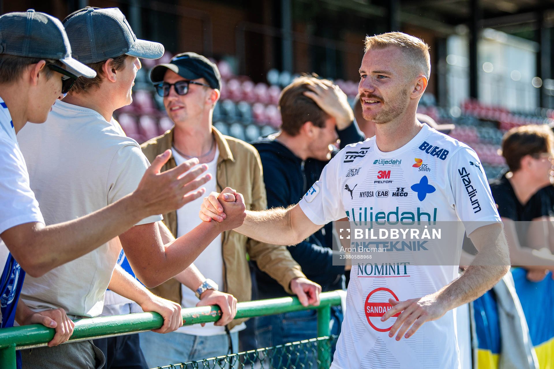 Värnamos Freddy Winsth jublar med supportrar