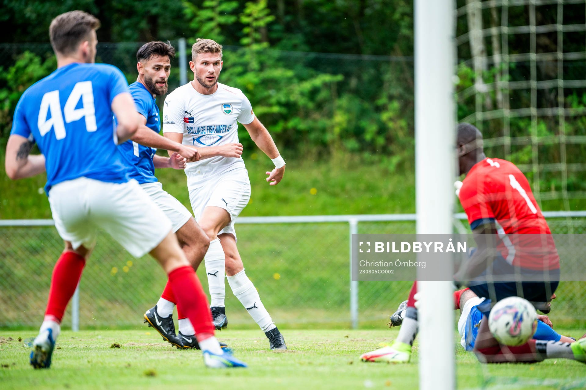 Österlens Erik Pärsson gör 1-0 på FBK Balkans målvakt