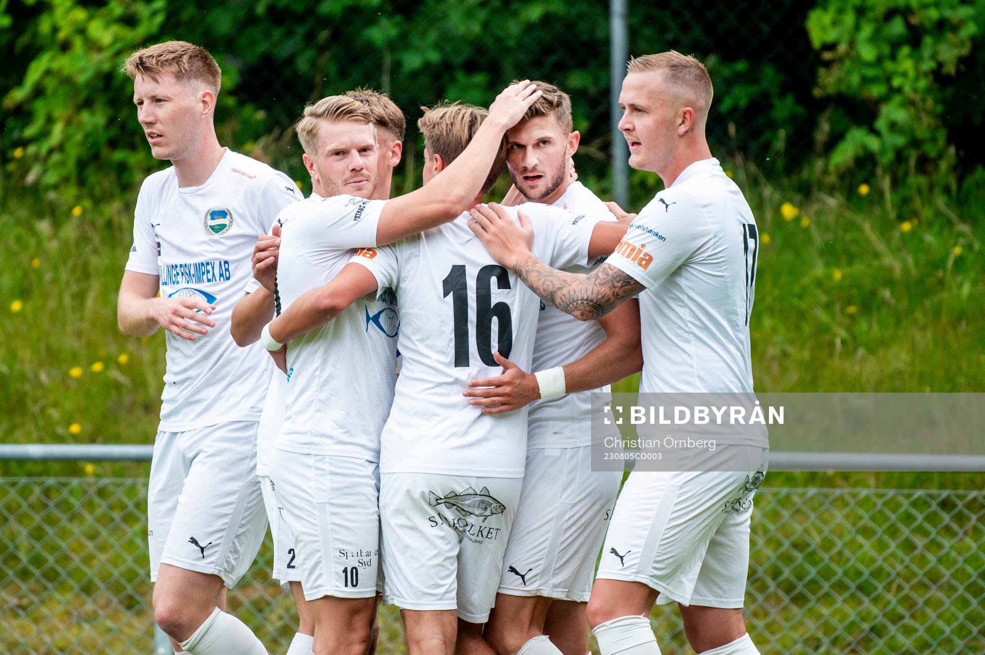 Österlens Erik Pärsson gör 1-0 och jublar med lagkamraterna under fotbollsmatchen i Division 2 Södra Götaland mellan Österlen och FBK Balkan den 5 augusti 2023 i Skillinge.