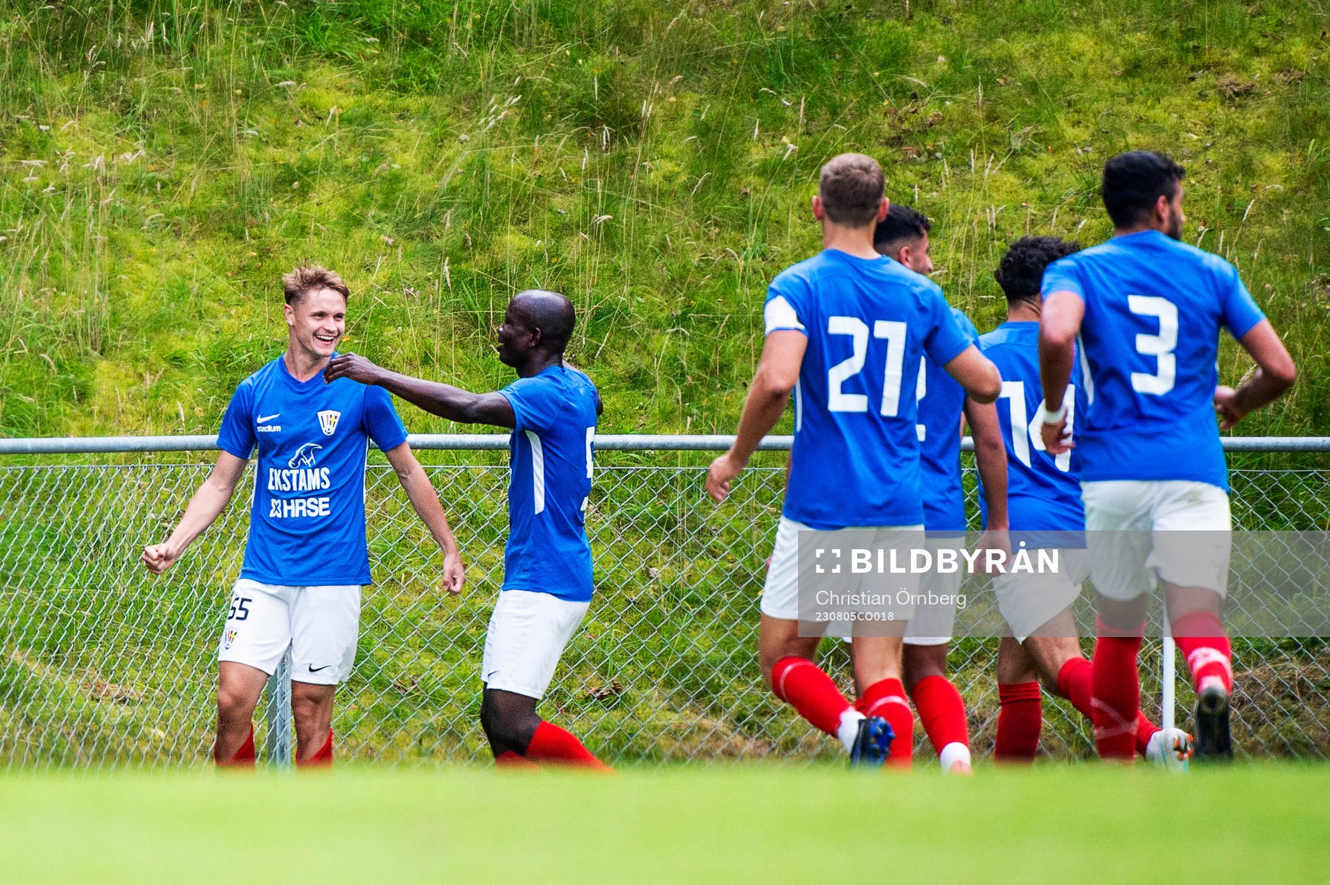 FBK Balkans Carl Puumalainen jublar tillsammans med lagkamraterna efter 1-1 under fotbollsmatchen i Division 2 Södra Götaland mellan Österlen och FBK Balkan den 5 augusti 2023 i Skillinge.
