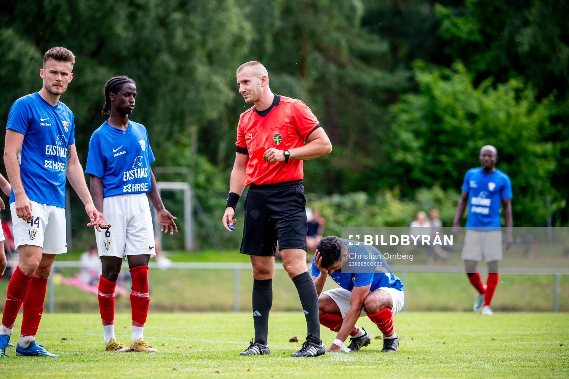 Domare Stefan Velevski delar ut ett rött kort till FBK