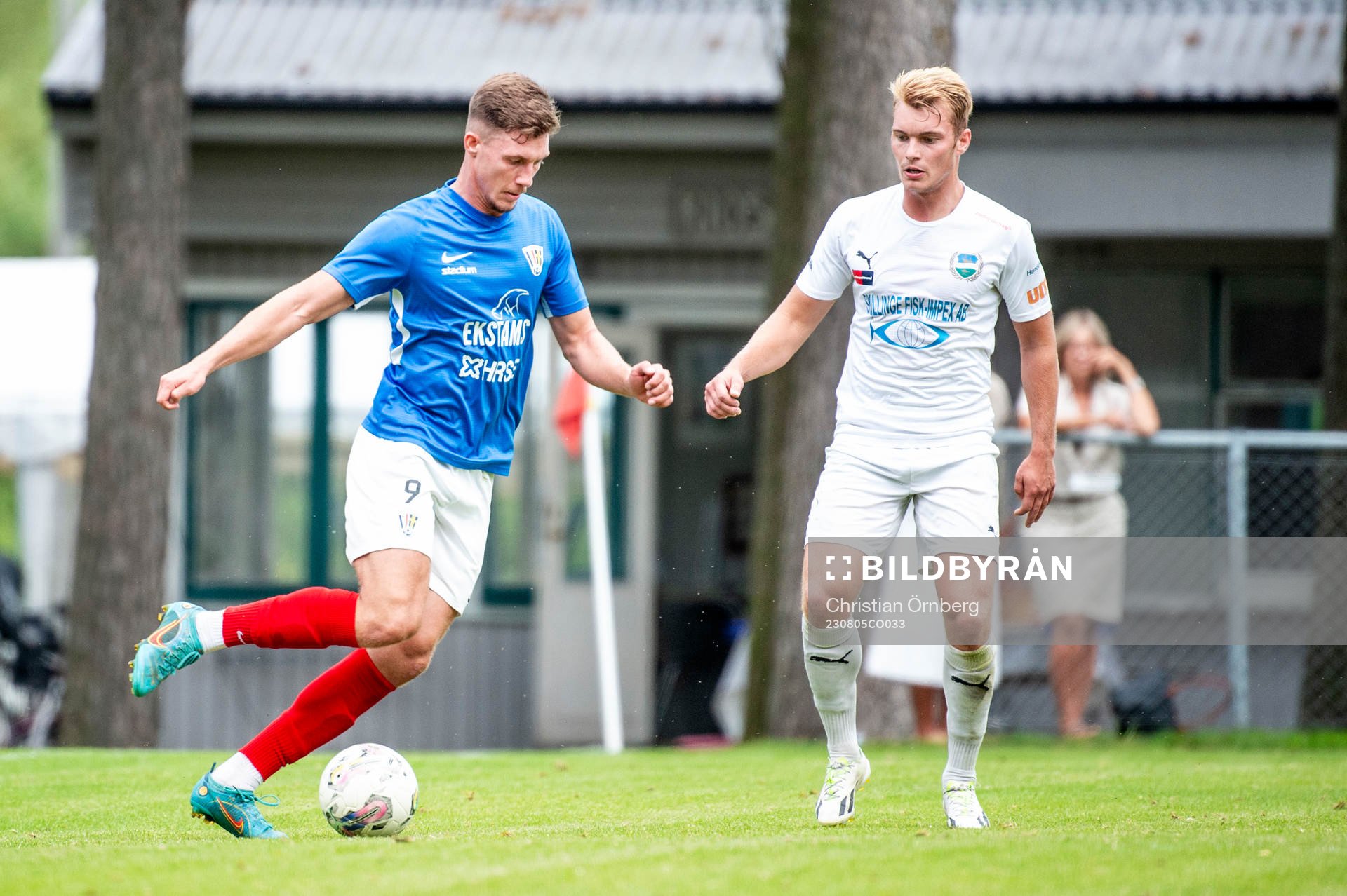 FBK Balkans Lucas Alm mot Österlens Oskar Blixt under fotbollsmatchen i Division 2 Södra Götaland mellan Österlen och FBK Balkan den 5 augusti 2023 i Skillinge.