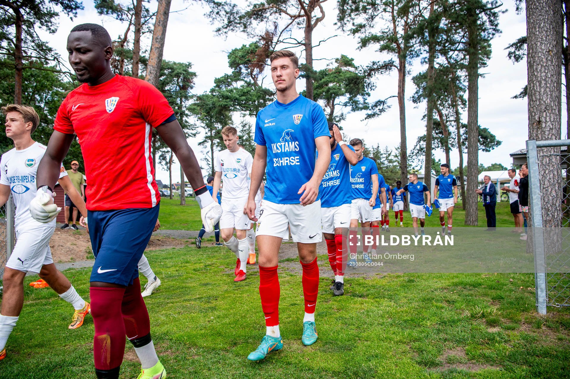 Lagen kommer in på planen innan fotbollsmatchen i Division