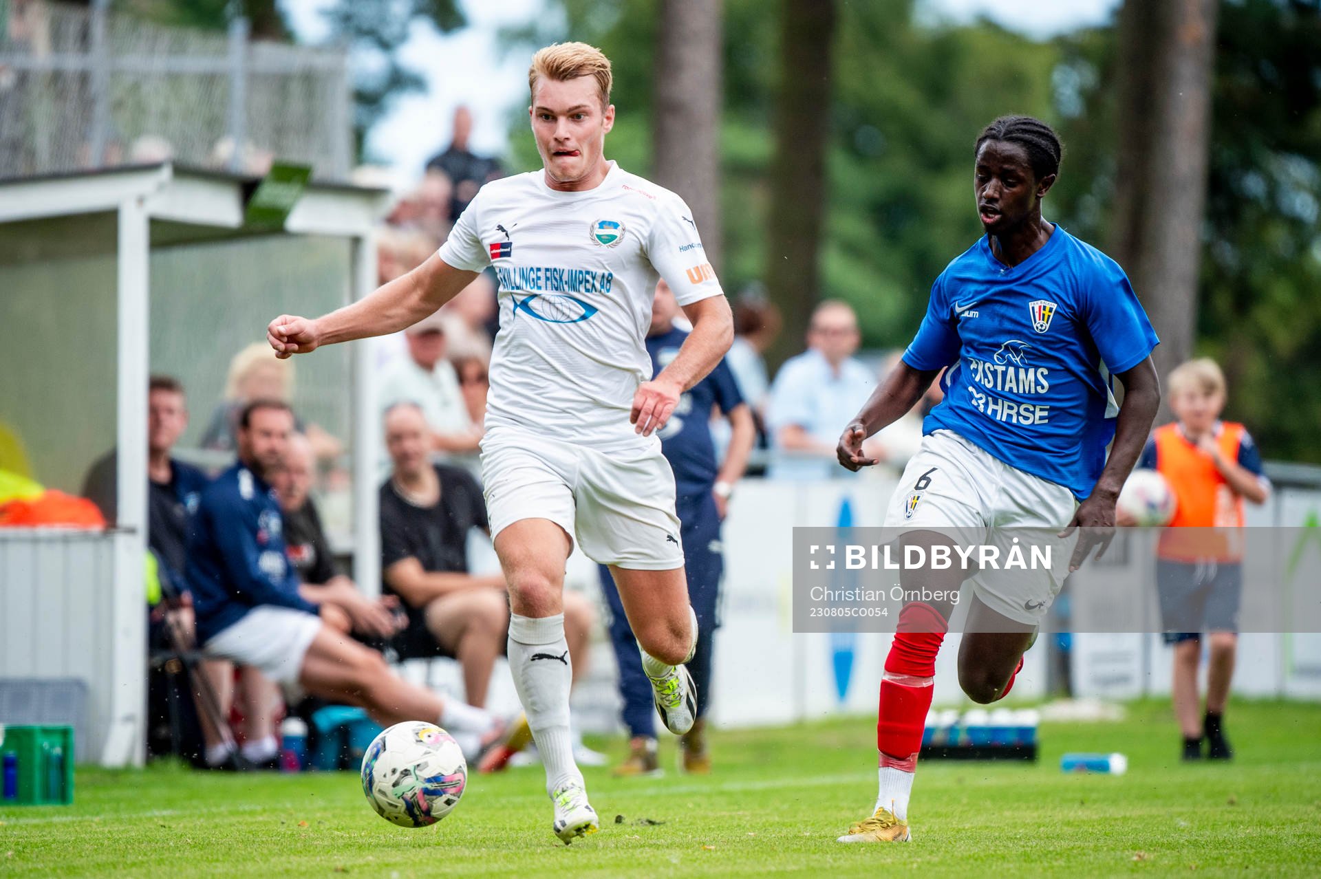 Österlens Oskar Blixt mot FBK Balkans Max'Med Omar Mohamed under fotbollsmatchen i Division 2 Södra Götaland mellan Österlen och FBK Balkan den 5 augusti 2023 i Skillinge.