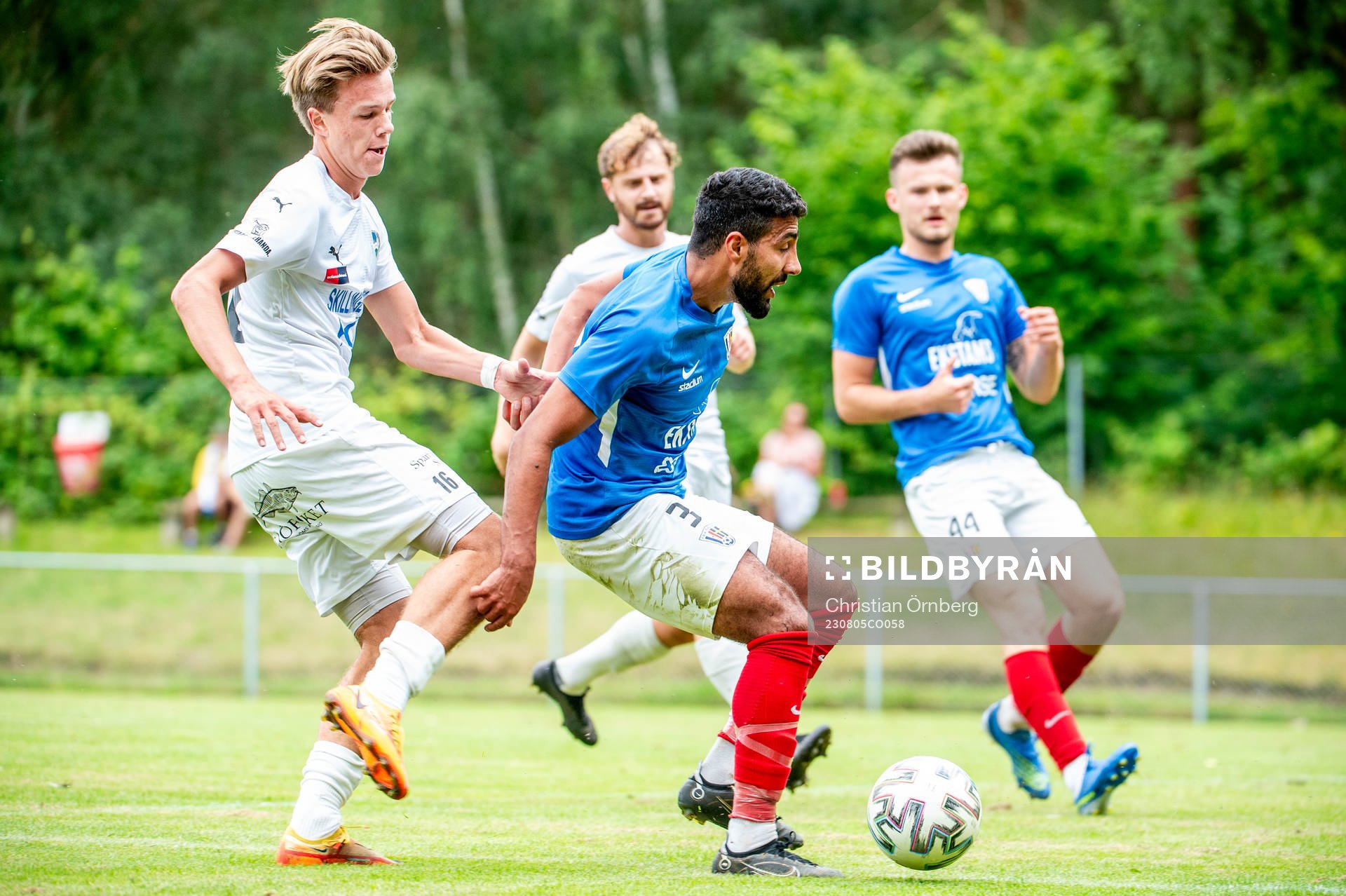 Österlens Axel Orrenius mot FBK Balkans Hozan Faraidoon Muhamad under fotbollsmatchen i Division 2 Södra Götaland mellan Österlen och FBK Balkan den 5 augusti 2023 i Skillinge.