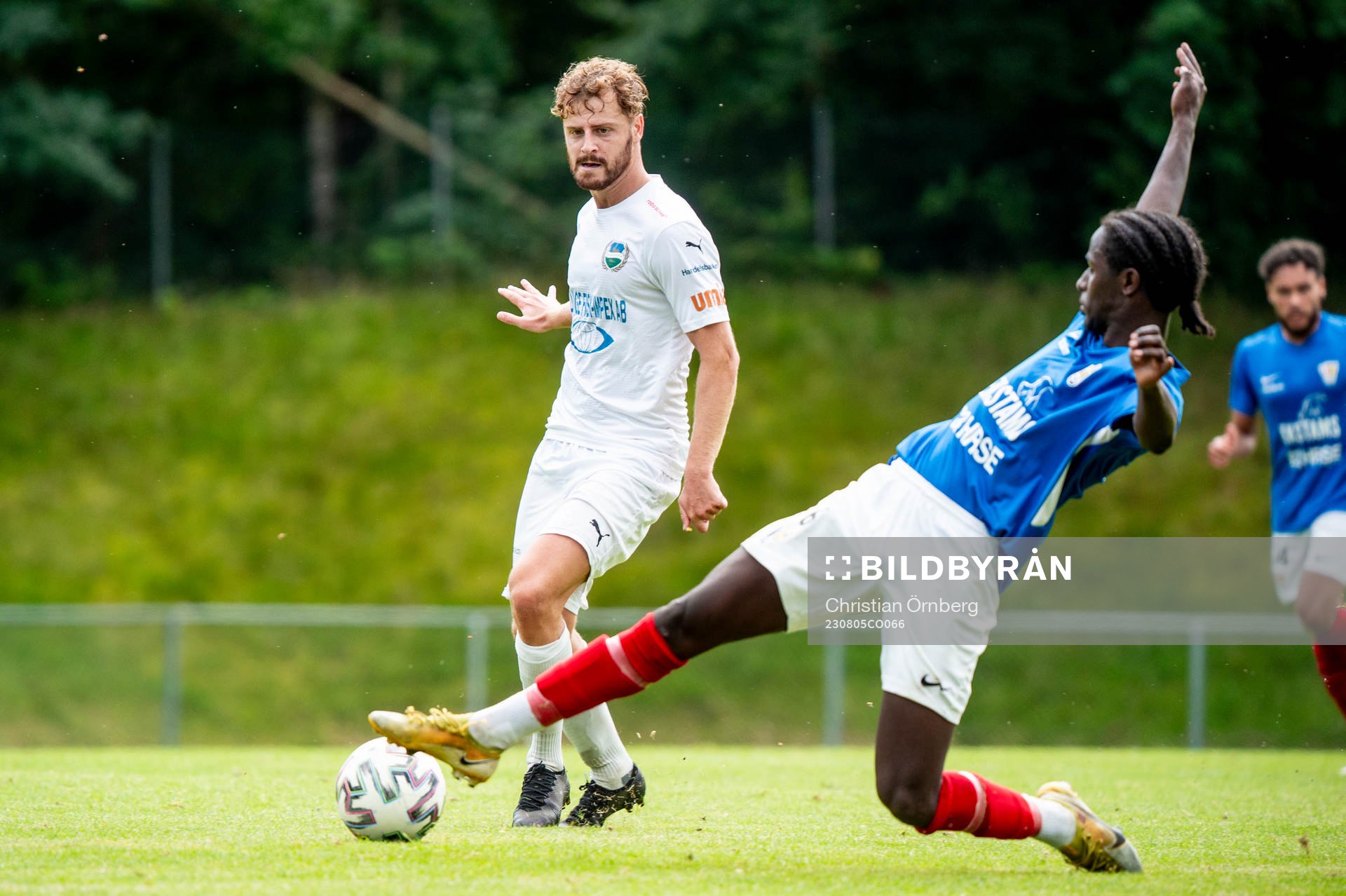 Österlens Rebin Asaad mot FBK Balkans Max'Med Omar Mohamed under fotbollsmatchen i Division 2 Södra Götaland mellan Österlen och FBK Balkan den 5 augusti 2023 i Skillinge.