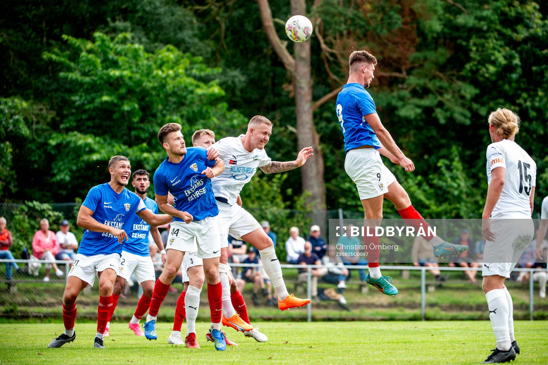 Österlens Gustav Jönsson mot FBK Balkans Fabian Petersson och Lucas Alm under fotbollsmatchen i Division 2 Södra Götaland mellan Österlen och FBK Balkan den 5 augusti 2023 i Skillinge.